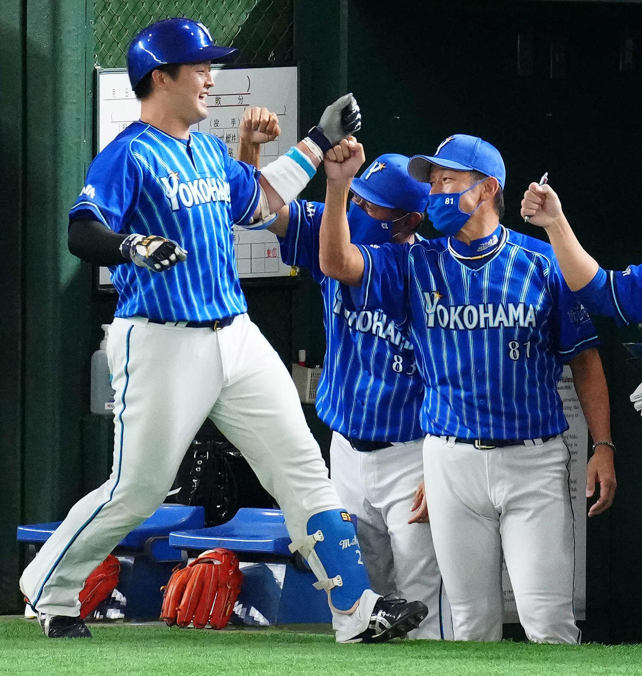 巨人対DeNA 7回表DeNA2死一、三塁、3点本塁打を放った牧（左）とタッチをかわす三浦監督（撮影・江口和貴）