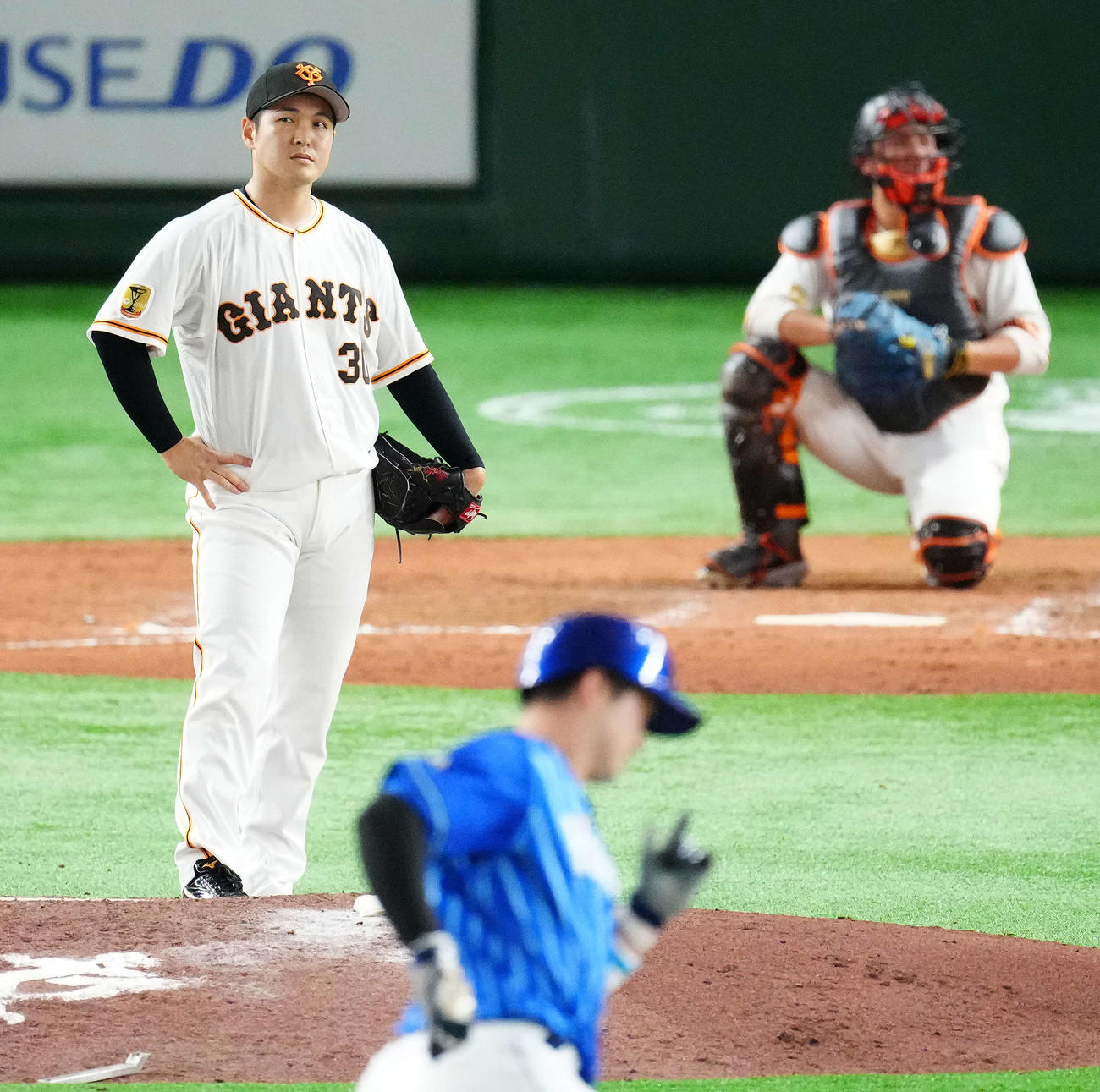巨人対DeNA 7回表DeNA2死一、三塁、牧（手前）に3点本塁打を浴びた鍵谷（撮影・江口和貴）