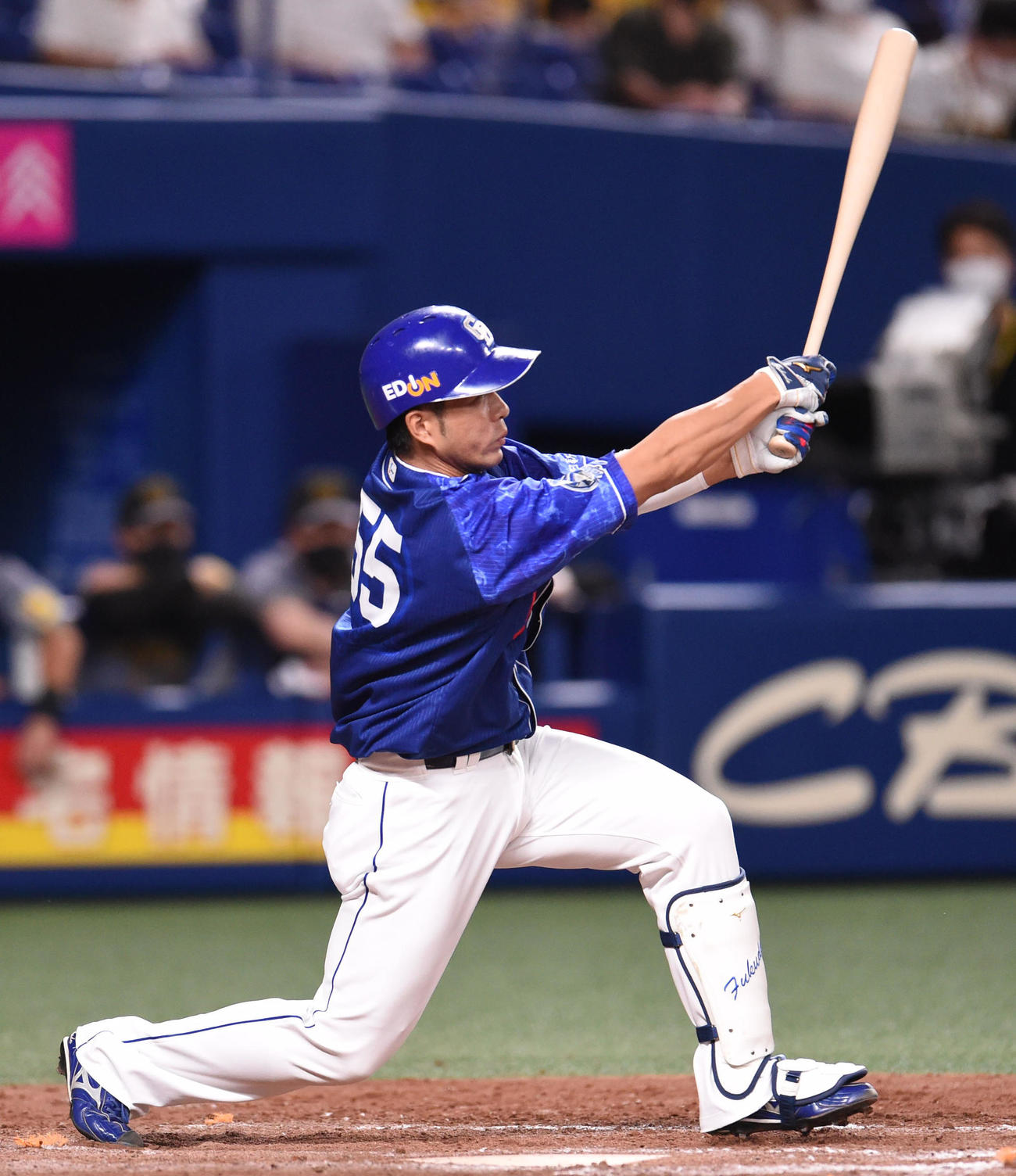 中日対阪神　4回裏中日無死一、三塁、左中間へ2点適時二塁打を放つ福田（撮影・森本幸一）