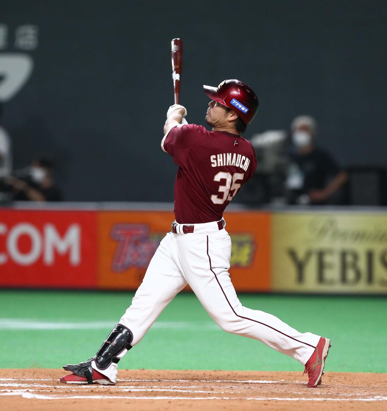 日本ハム対楽天　8回表楽天2死、右越え本塁打を放つ島内（撮影・黒川智章）