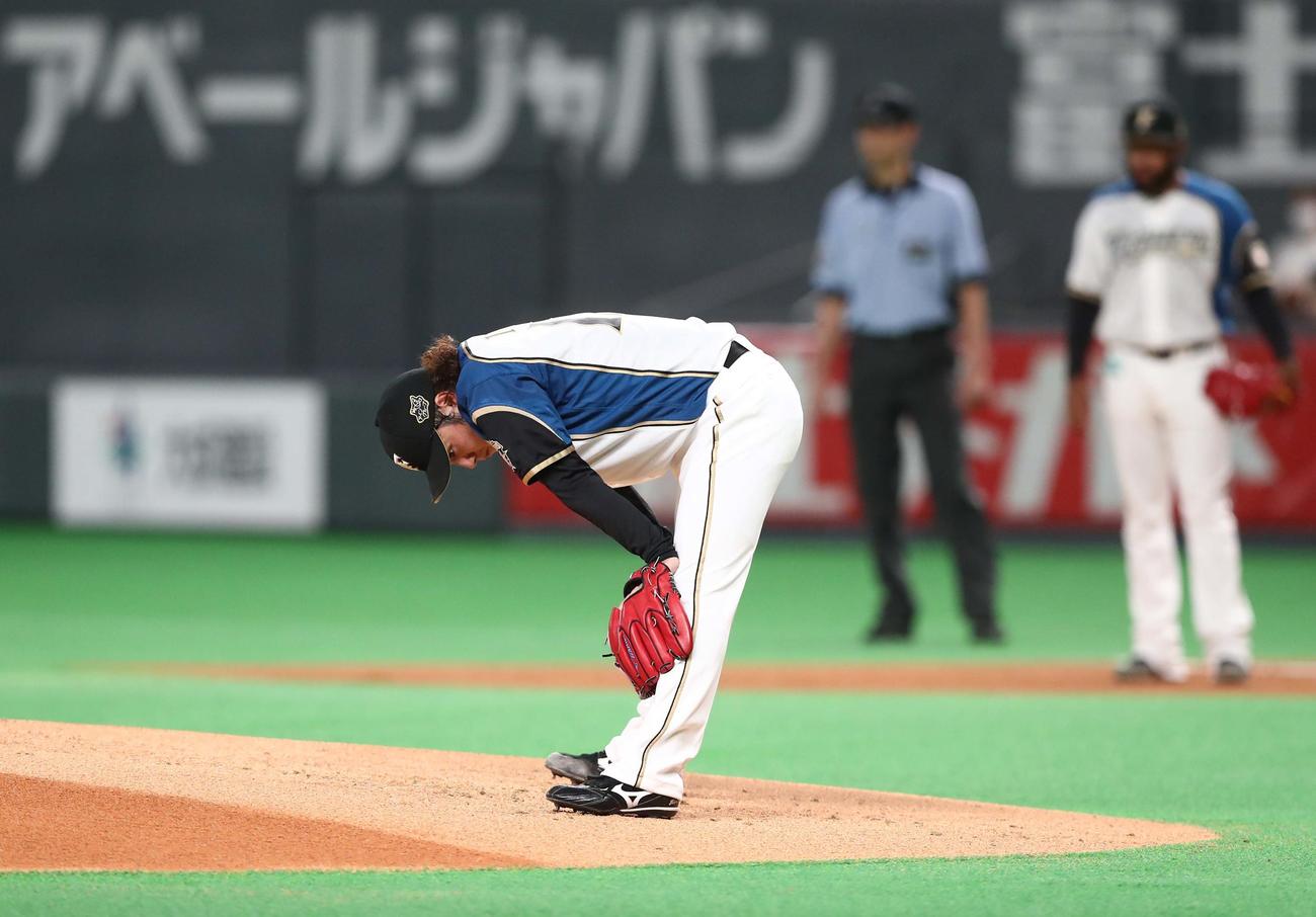 日本ハム対楽天　1回表、味方の失策で3点目を許し肩を落とす伊藤（撮影・黒川智章）