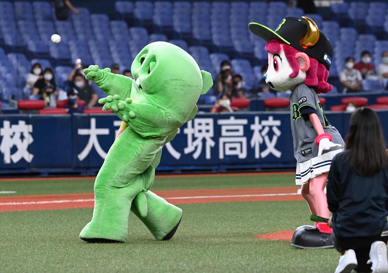 オリックス対西武　特別始球式で投球するガチャピン（撮影・前岡正明）