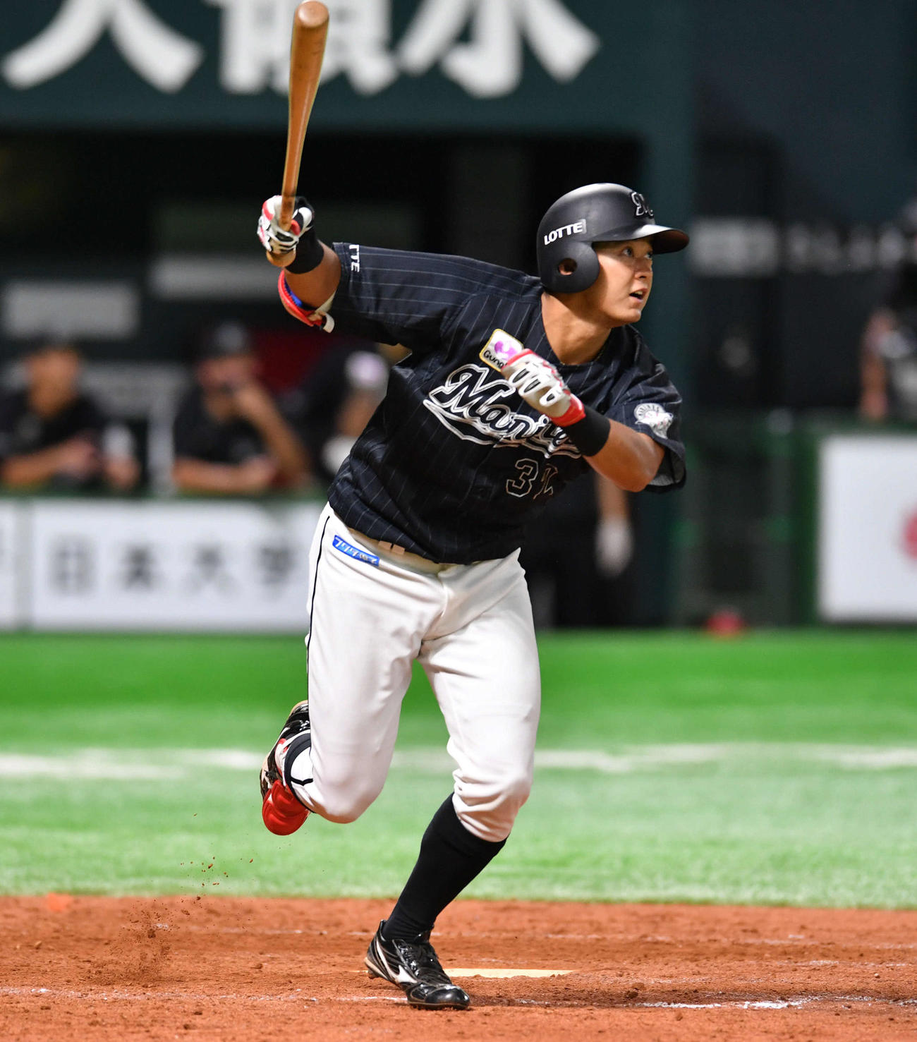ソフトバンク対ロッテ　9回表ロッテ2死二塁、佐藤都は右越え2点本塁打を放つ（撮影・岩下翔太）