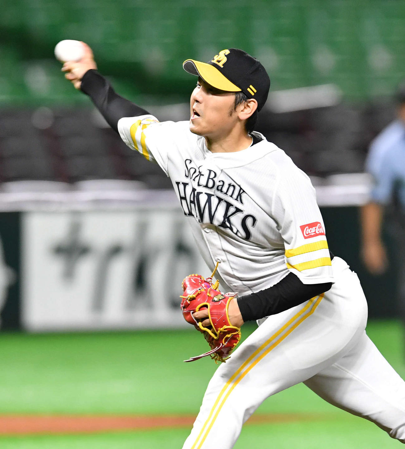ソフトバンク対ロッテ　力投するソフトバンク先発の石川（撮影・岩下翔太）
