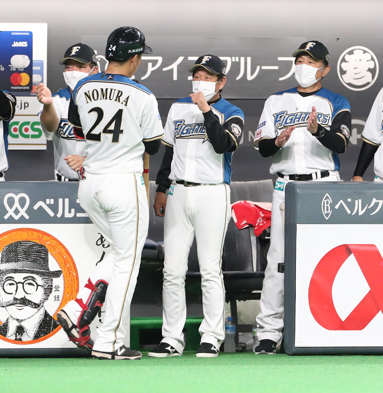 日本ハム対楽天　3回裏日本ハム2死一塁、中越え2点本塁打を放った野村（左手前）を出迎える栗山監督（撮影・佐藤翔太）