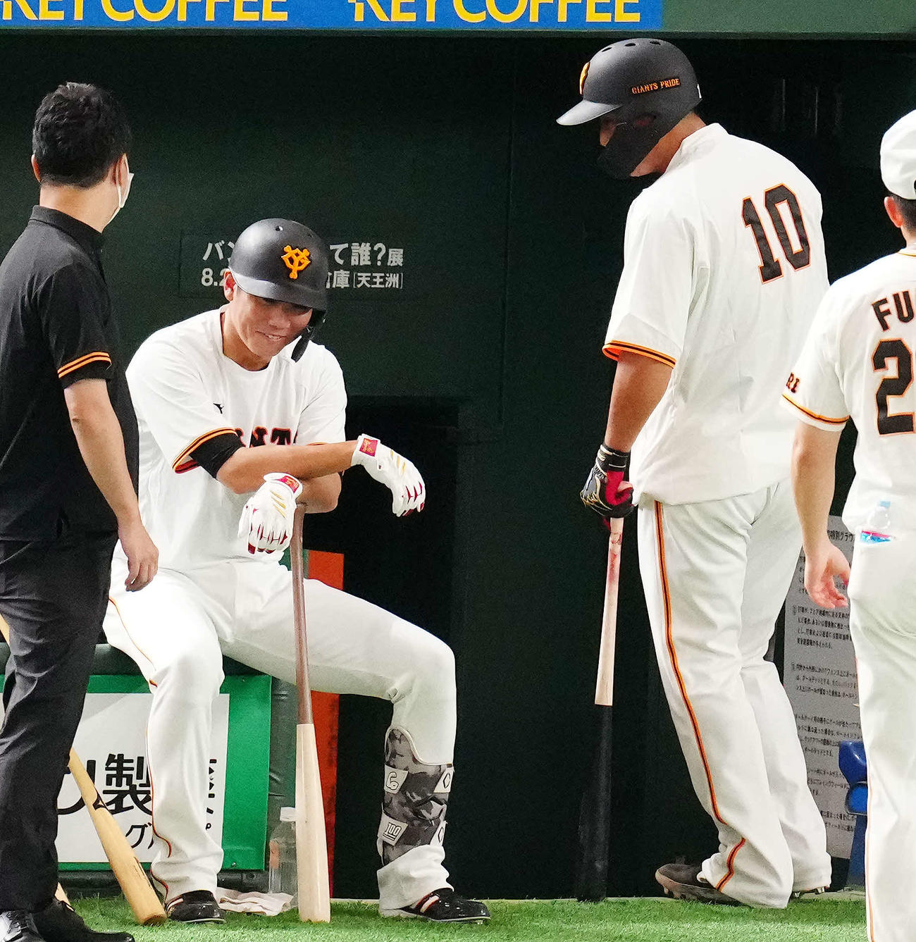 試合前練習中、言葉をかわす巨人中田（中央右）と坂本（撮影・江口和貴）