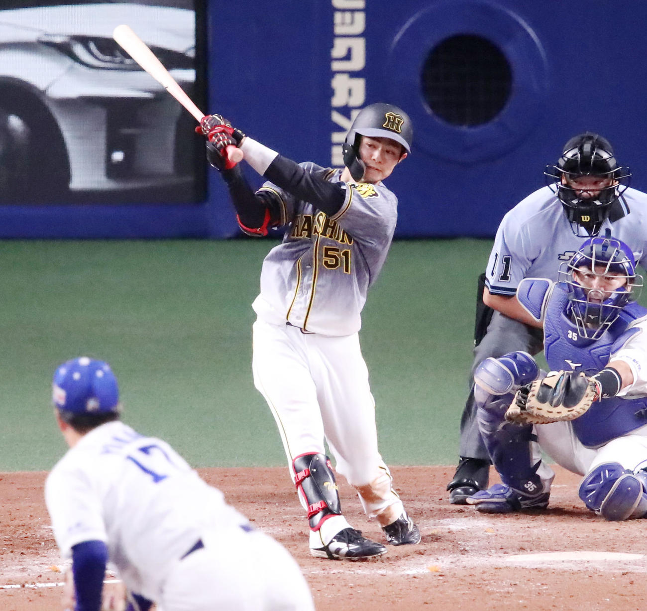 中日対阪神　5回表阪神2死、中野は右前打を放つ（撮影・加藤哉）