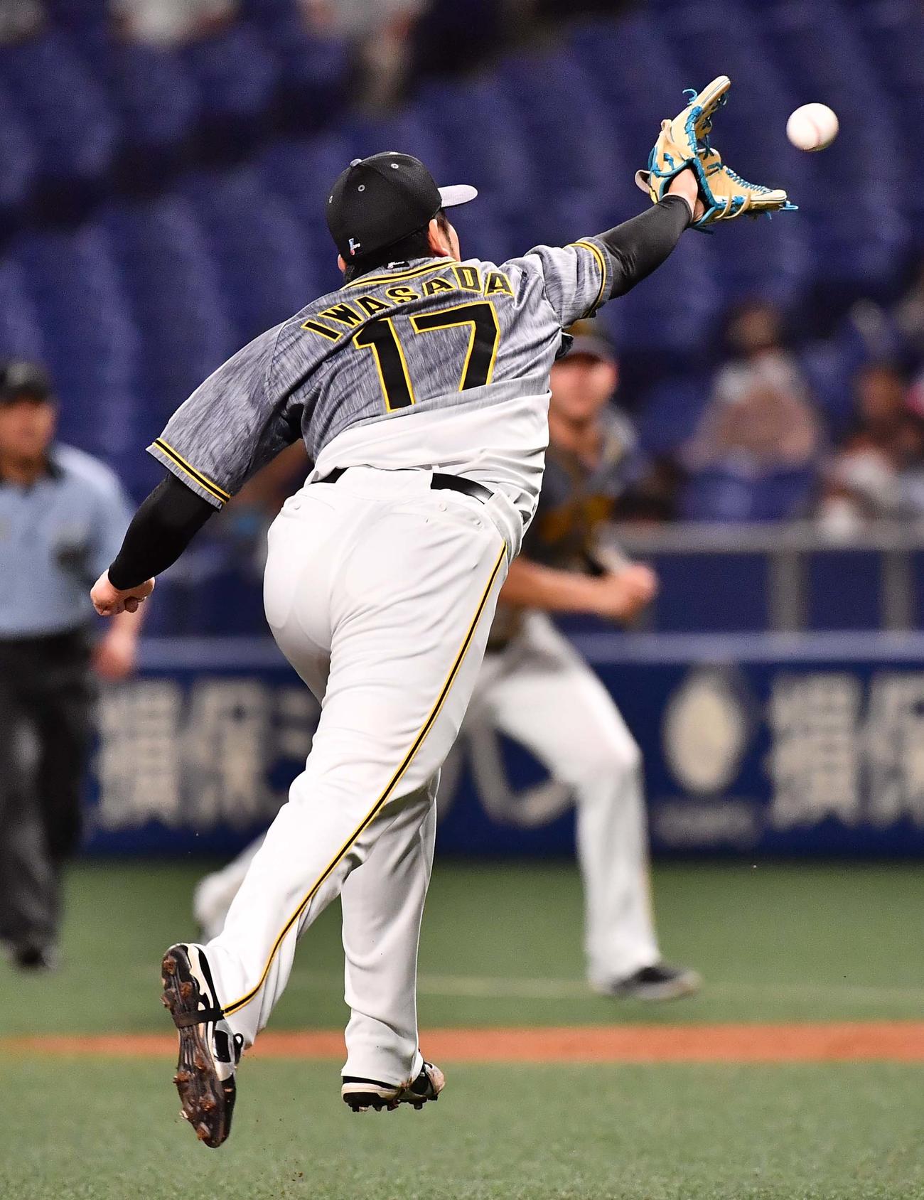 中日対阪神　6回裏中日2死、京田の打球に飛びつき投ゴロに仕留める岩貞（撮影・上田博志）