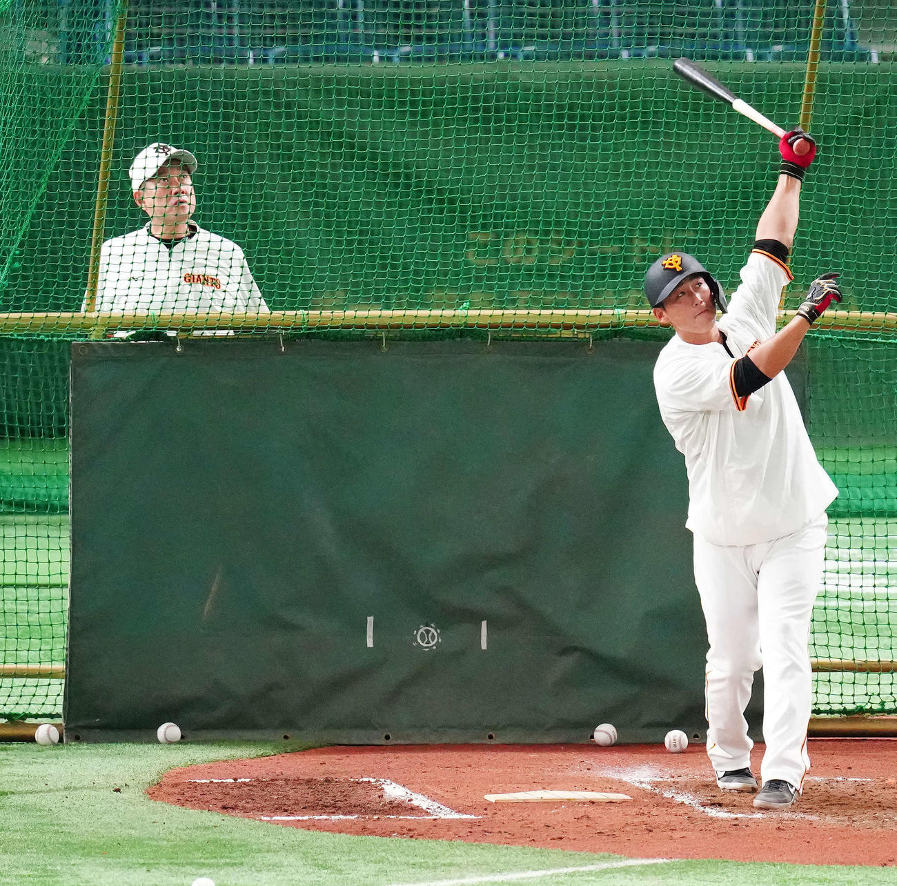 巨人対DeNA　試合前、巨人原監督（後方）（左）が見つめる中、打撃練習で柵越えする中田（撮影・江口和貴）