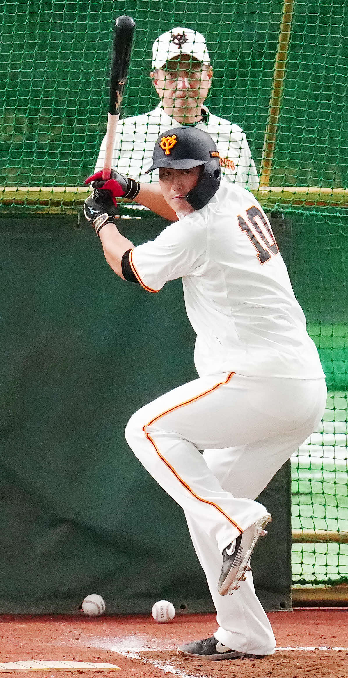 巨人対DeNA　試合前、巨人原監督（後方）が見つめる中、打撃練習する中田（撮影・江口和貴）