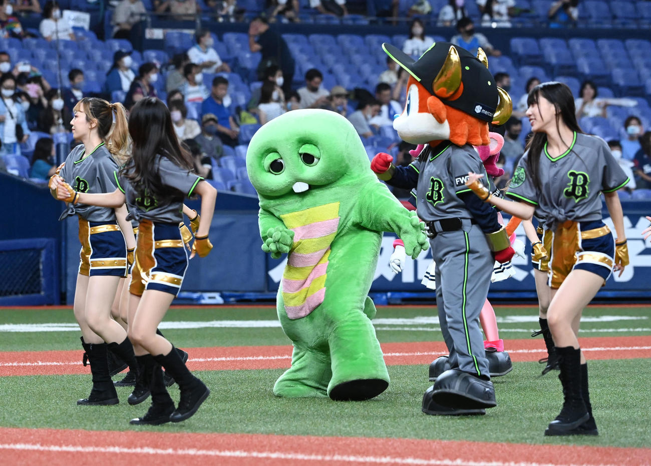 オリックス対西武　BsGirlsとパフォーマンスを行うガチャピン（撮影・前岡正明）
