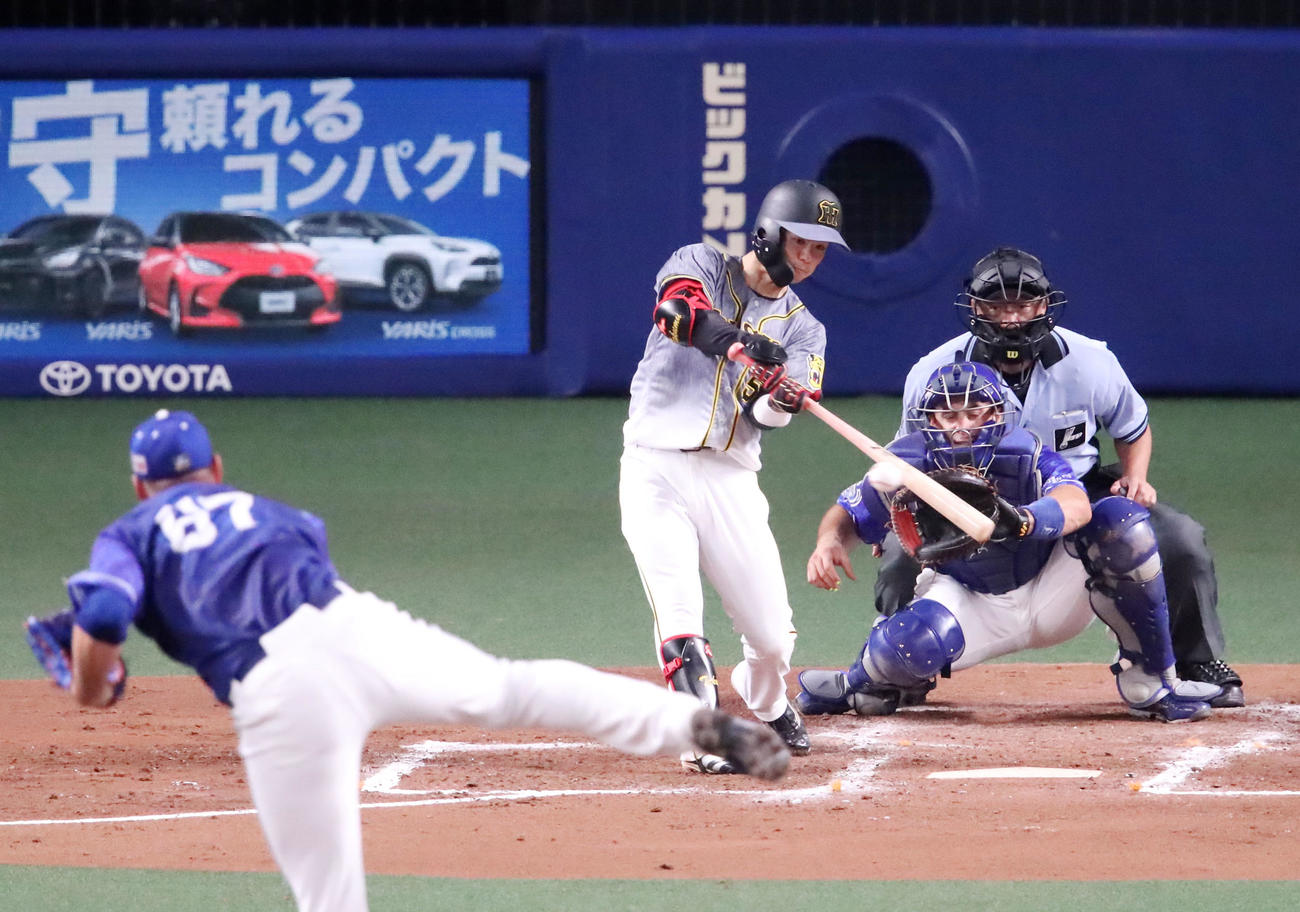 中日対阪神　2回表阪神1死二、三塁、中野は右前適時打を放つ。投手はロドリゲス（撮影・加藤哉）