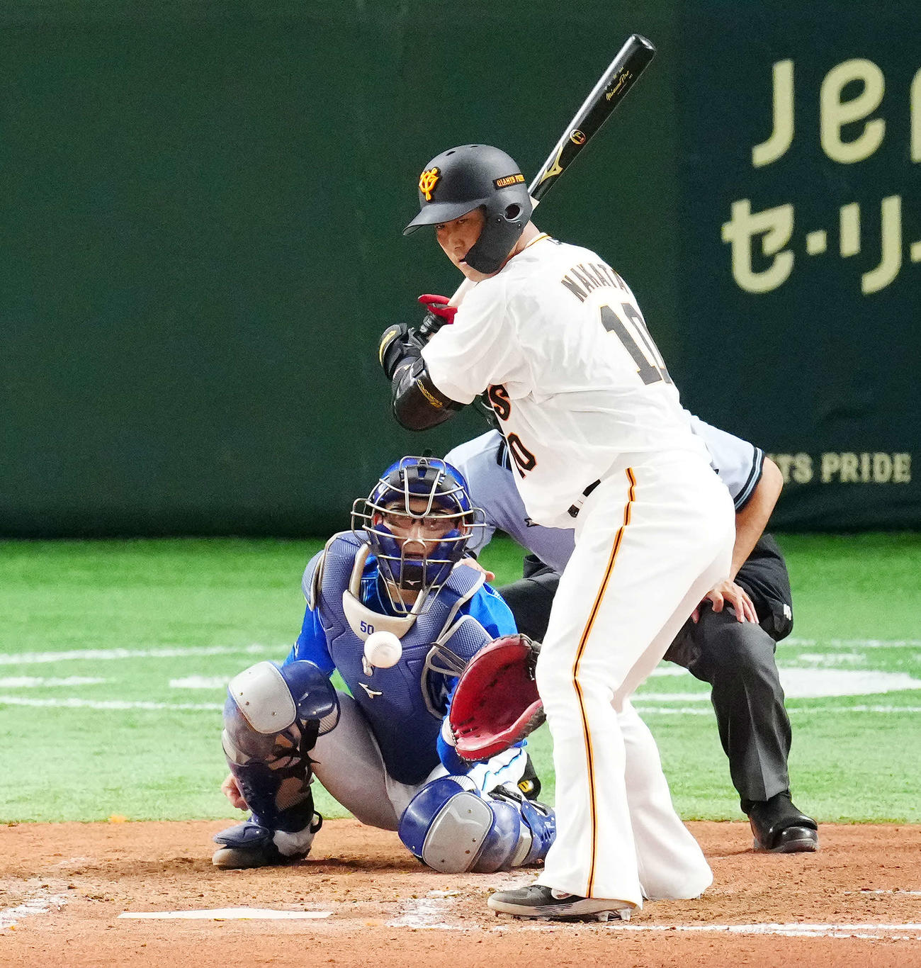 巨人対DeNA 6回裏巨人1死一、二塁、四球を選ぶ代打中田（撮影・江口和貴）