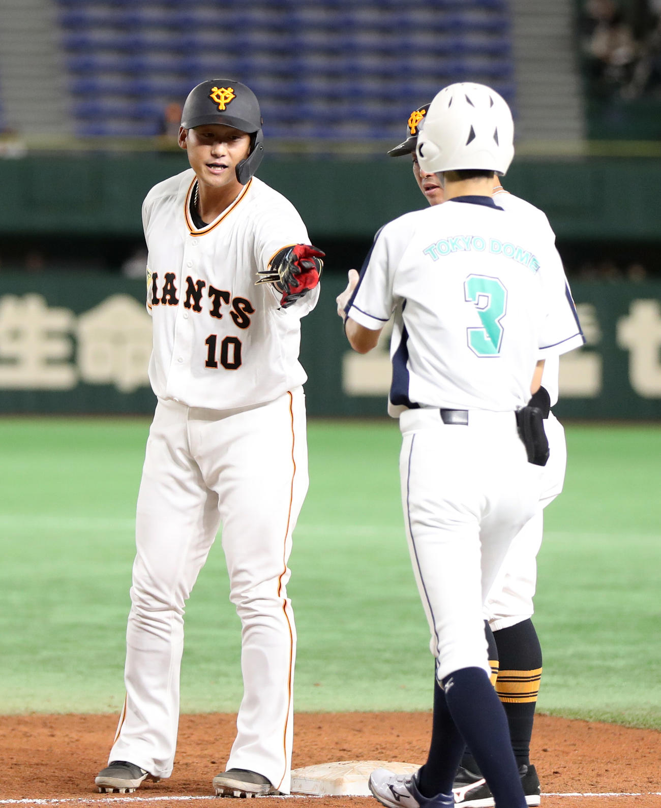 巨人対DeNA 6回裏巨人1死一、二塁、移籍後初めて打席に立った代打中田は四球を選ぶ（撮影・狩俣裕三）