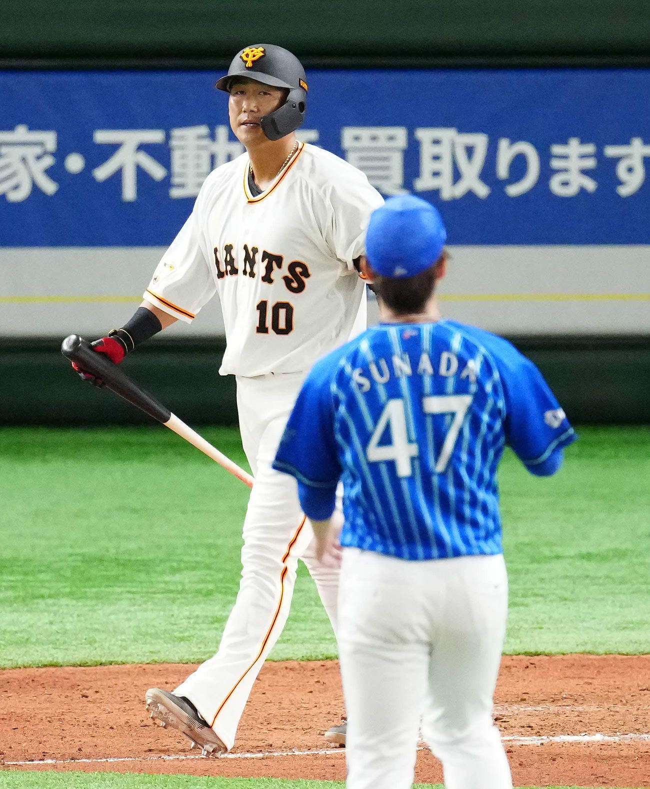 巨人対DeNA 6回裏巨人1死一、二塁、四球を選んだ代打中田。投手砂田（撮影・江口和貴）