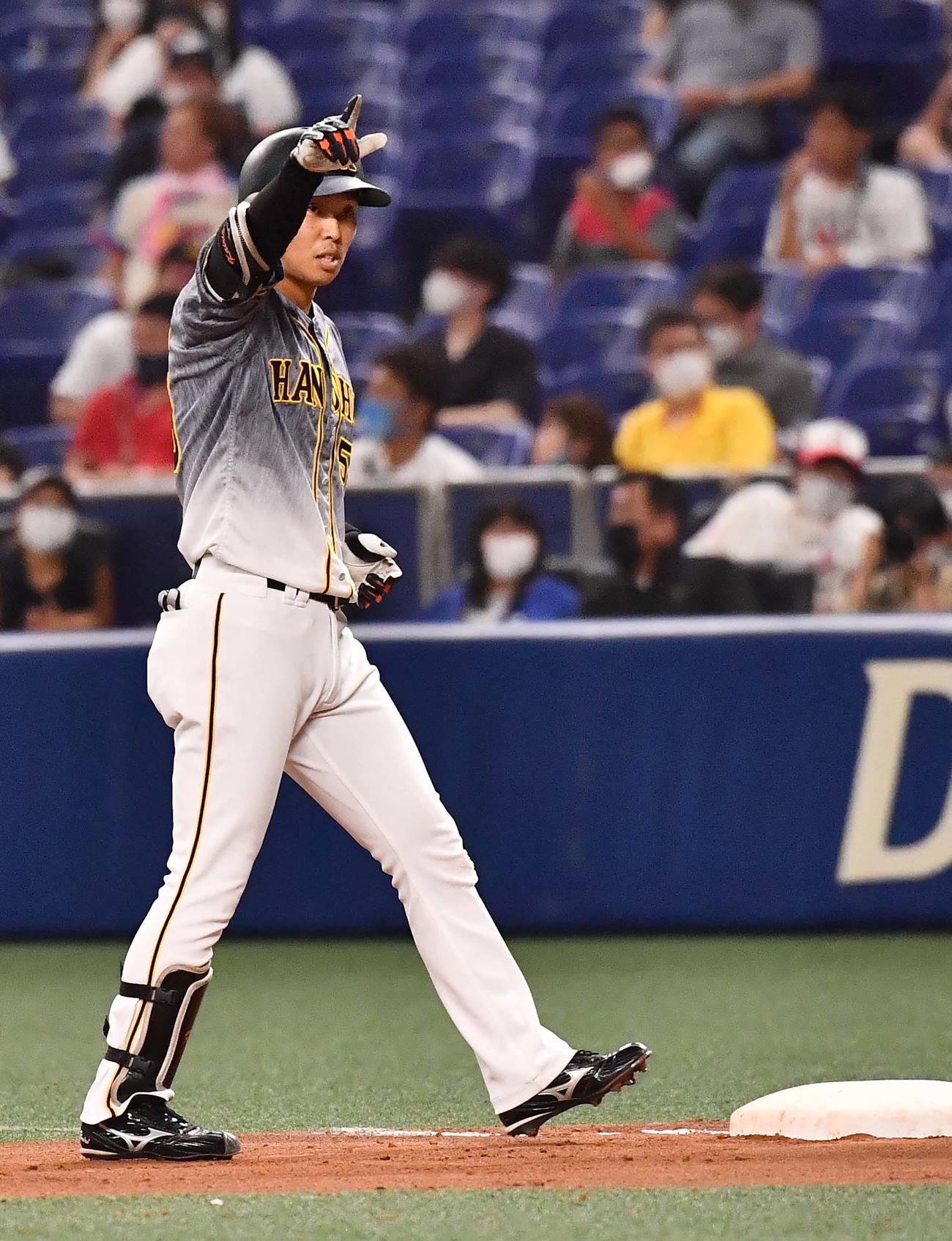 中日対阪神　4回表阪神2死三塁、右前に適時打を放ちガッツポーズする島田（撮影・上田博志）