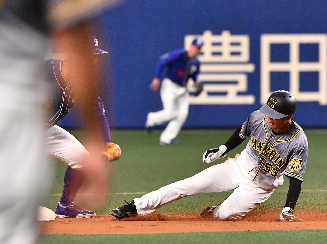中日対阪神　4回表阪神2死一塁、二盗に成功する島田（撮影・上田博志）