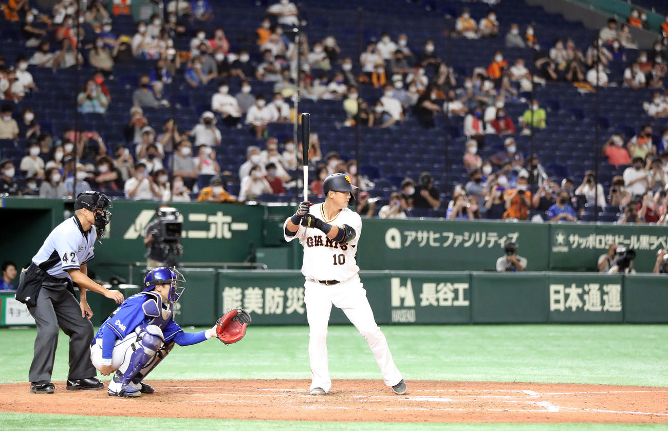 巨人対DeNA 6回裏巨人1死一、二塁、移籍後初めて打席に立つ代打中田（撮影・狩俣裕三）