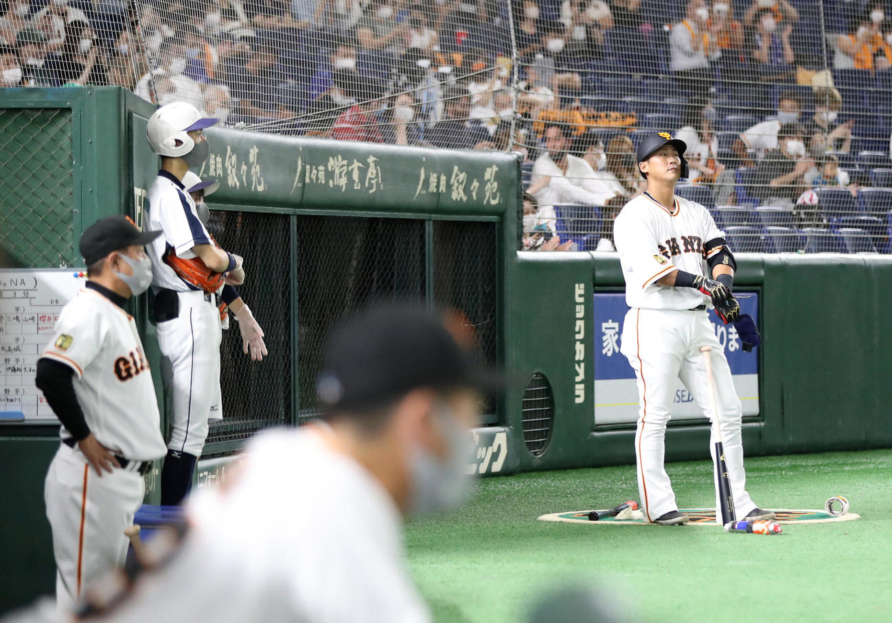 巨人対DeNA 6回裏巨人1死一、二塁、ネクストバッターサークルに立つ中田（右）。左は原監督（撮影・狩俣裕三）