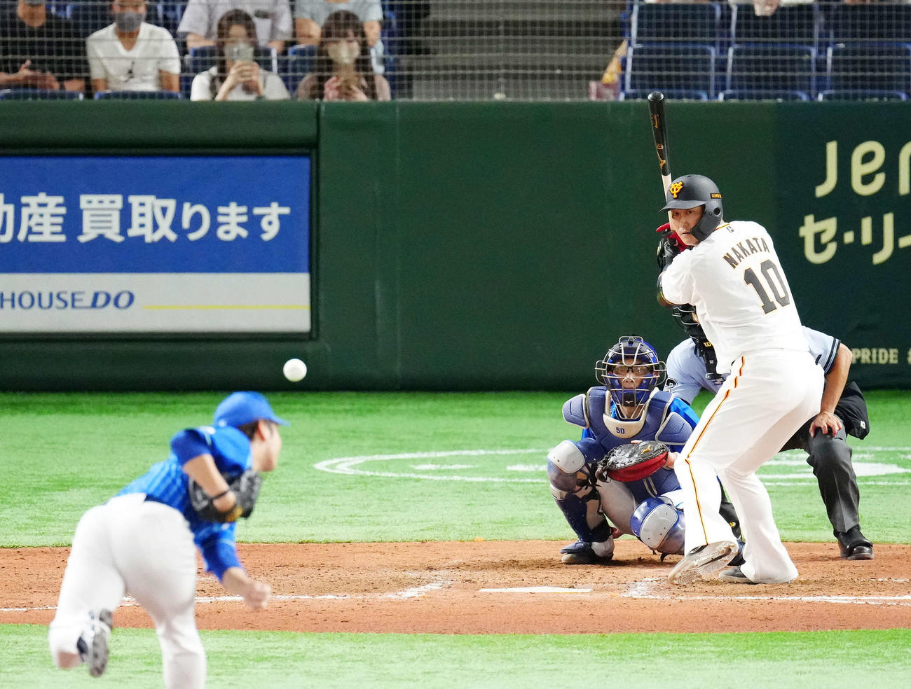 巨人対DeNA 6回裏巨人1死一、二塁、打席に立つ代打中田。投手砂田（撮影・江口和貴）