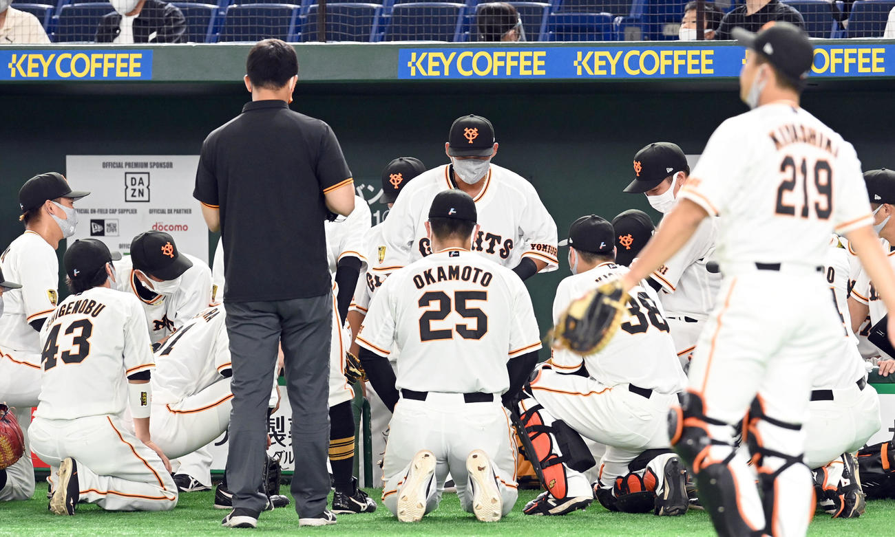 巨人対DeNA　試合前、円陣で声だしする巨人中田（撮影・たえ見朱実）