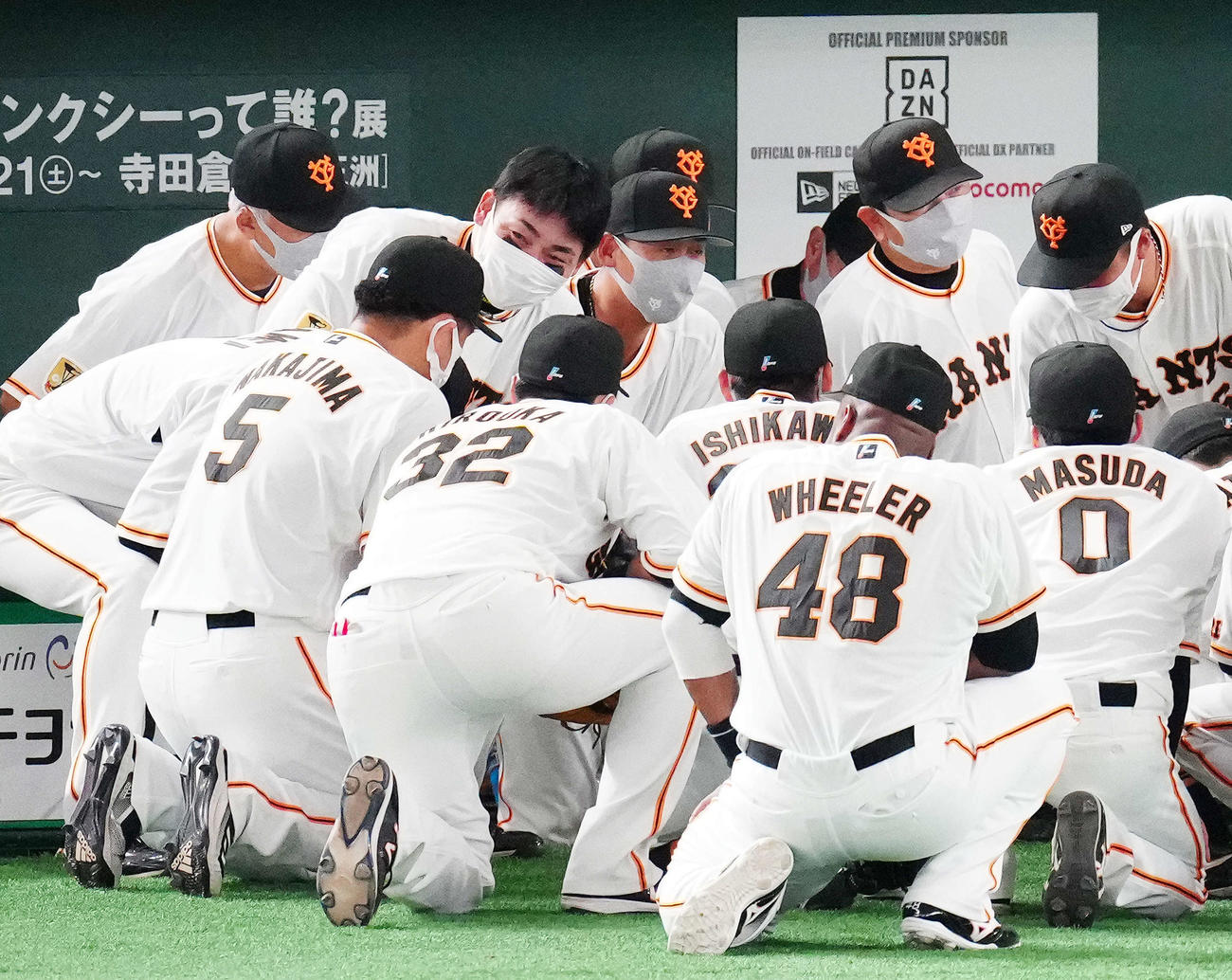 巨人対DeNA　試合前、円陣で声出しする巨人中田（中央）（撮影・江口和貴）