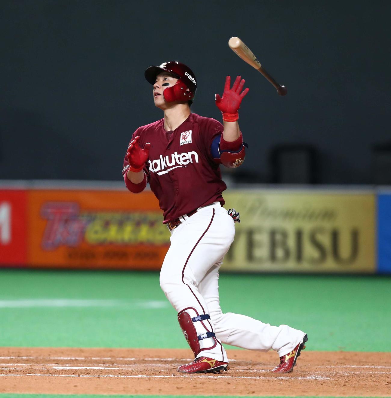日本ハム対楽天　4回表楽天1死、左越え本塁打を放つ炭谷（撮影・黒川智章）