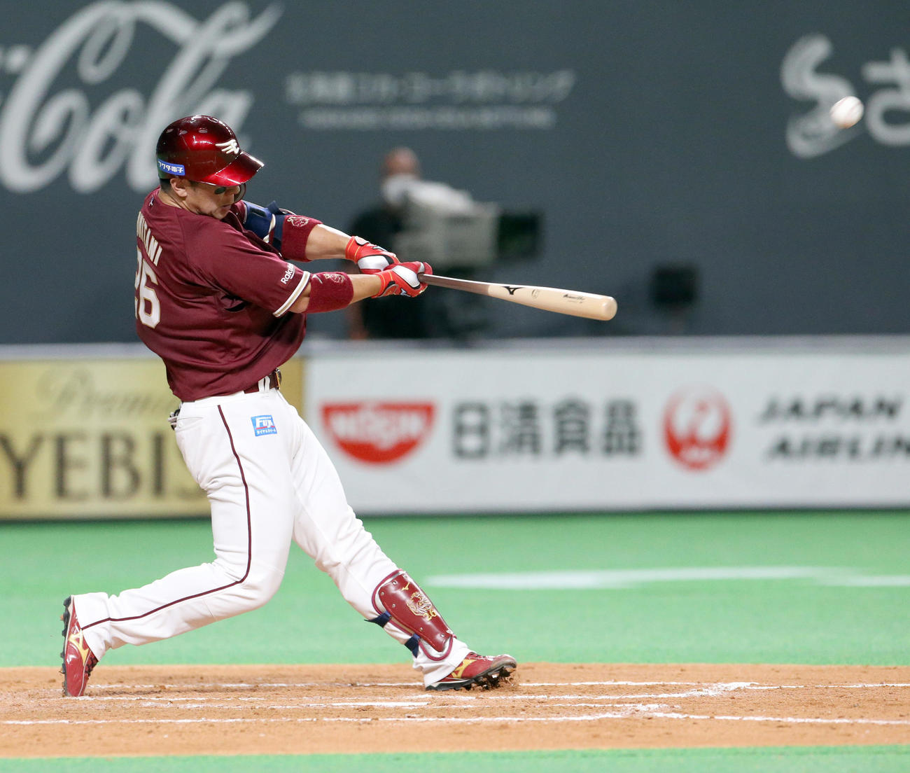 日本ハム対楽天　4回表楽天1死、炭谷は左越え本塁打を放つ（撮影・佐藤翔太）