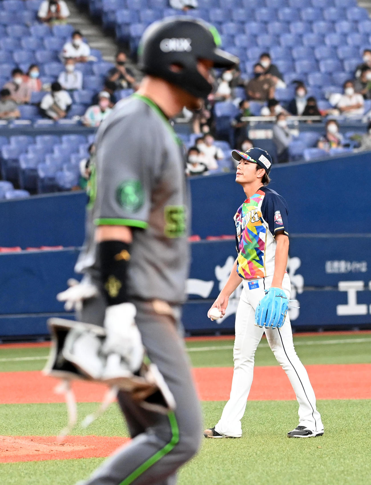 オリックス対西武　8回裏オリックス1死満塁、T－岡田に押し出しの死球を与えがっくりする今井（撮影・前岡正明）