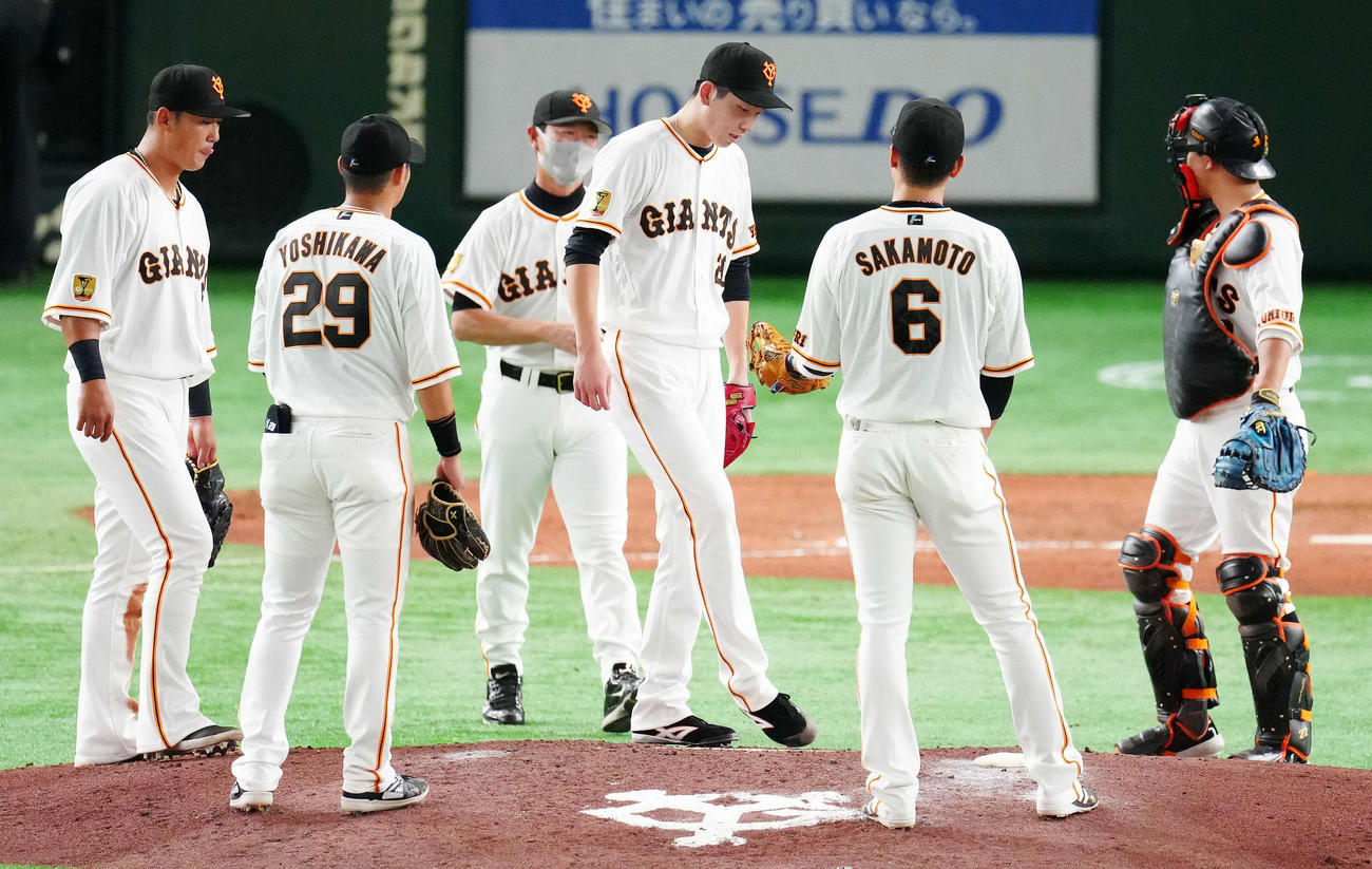 巨人対DeNA 7回表途中、降板を告げられた巨人先発の戸郷（左から4人目）。左端は一塁手中田（撮影・江口和貴）