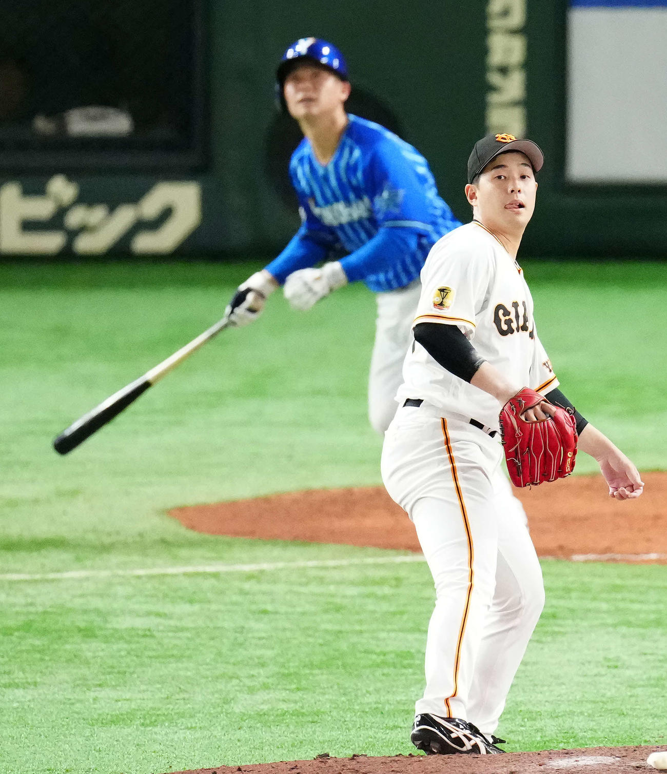 巨人対DeNA 7回表DeNA1死二、三塁、柴田（後方）に犠飛を浴びる大江（撮影・江口和貴）