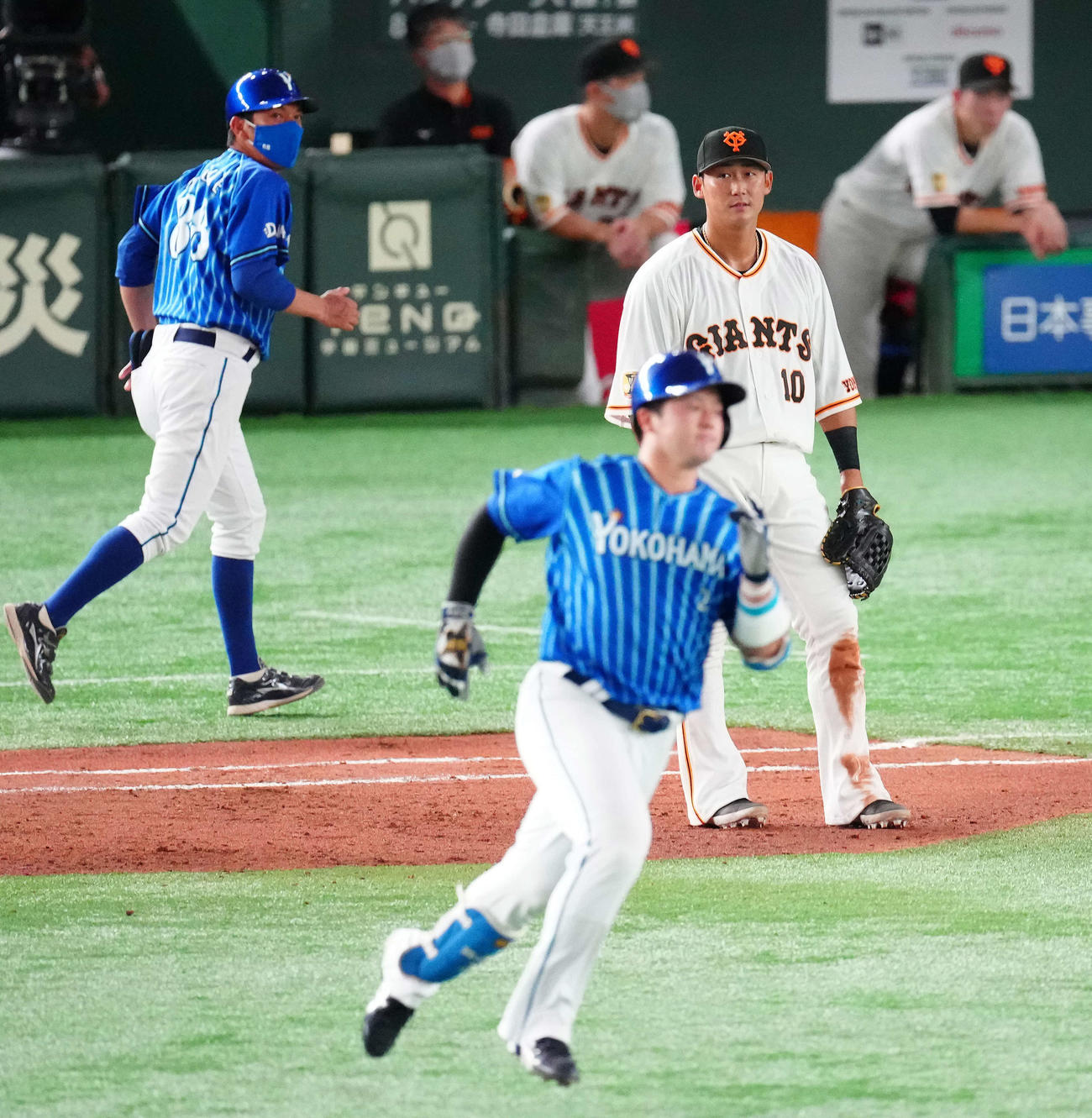 巨人対DeNA 7回表DeNA2死一、三塁、鍵谷が牧（手前）に3点本塁打を浴び、ビジョンを見つめる一塁手中田（撮影・江口和貴）