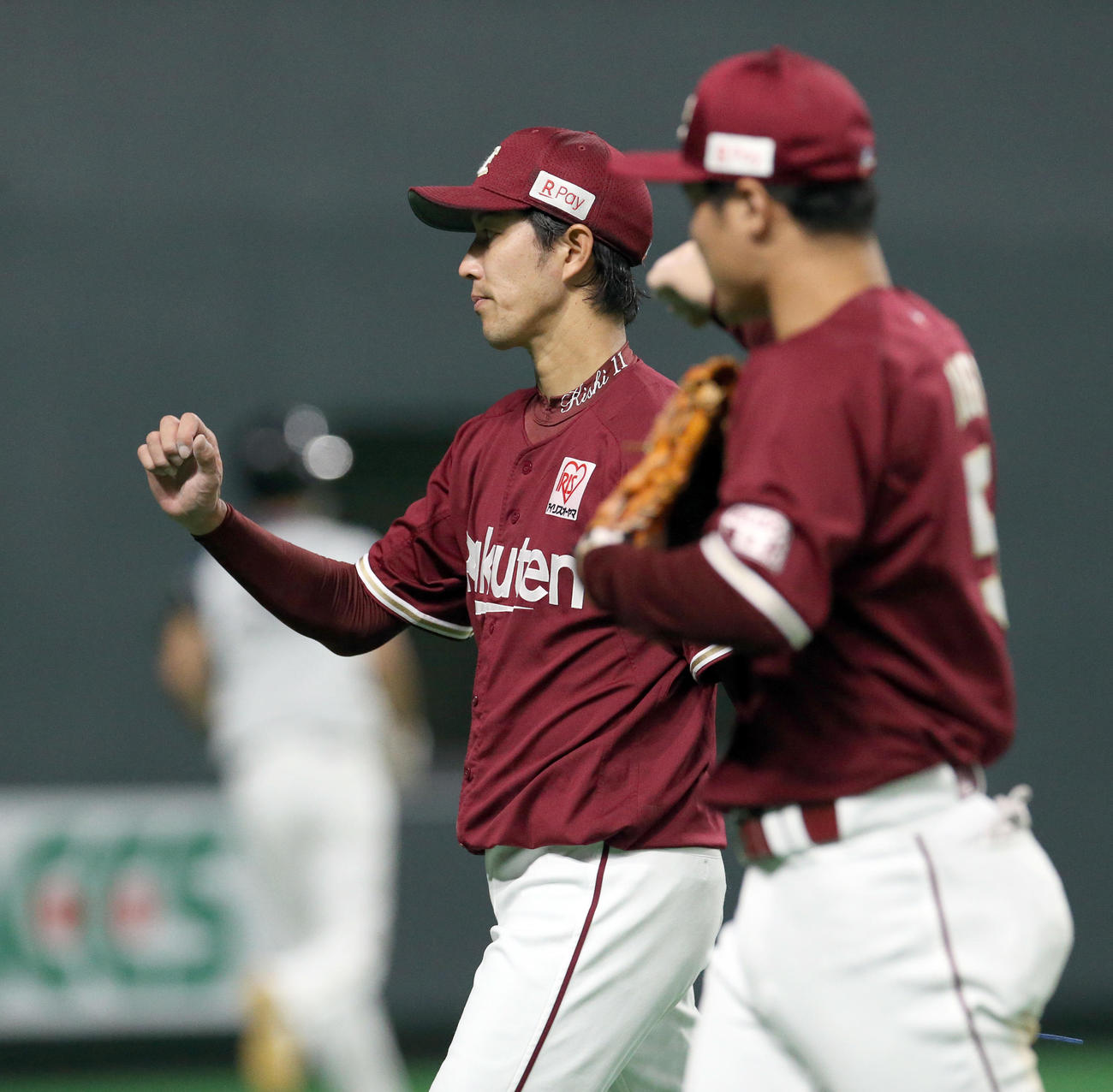 日本ハム対楽天　6回まで無失点に抑えベンチに戻る楽天岸（撮影・佐藤翔太）