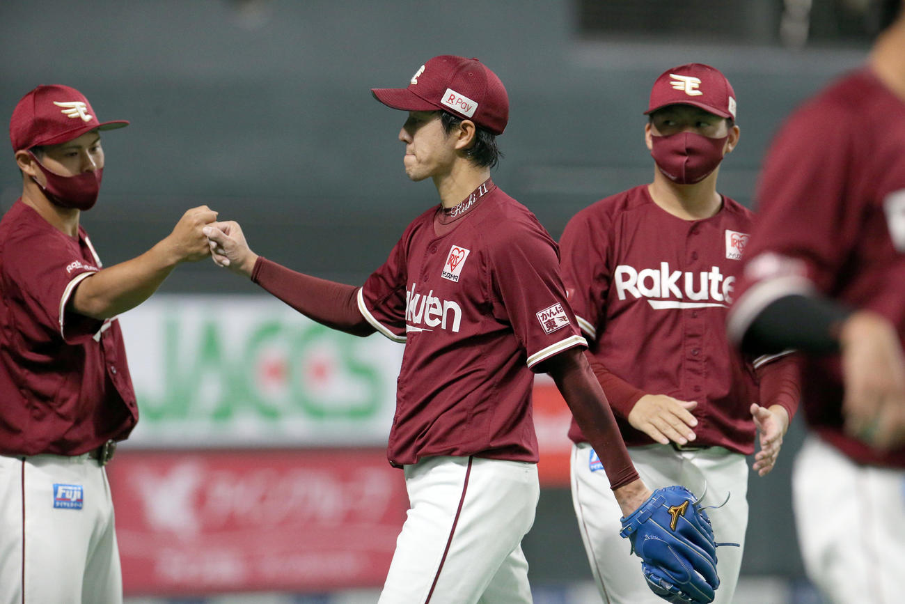 日本ハム対楽天　3回を無失点に抑えベンチに戻る楽天岸（撮影・佐藤翔太）