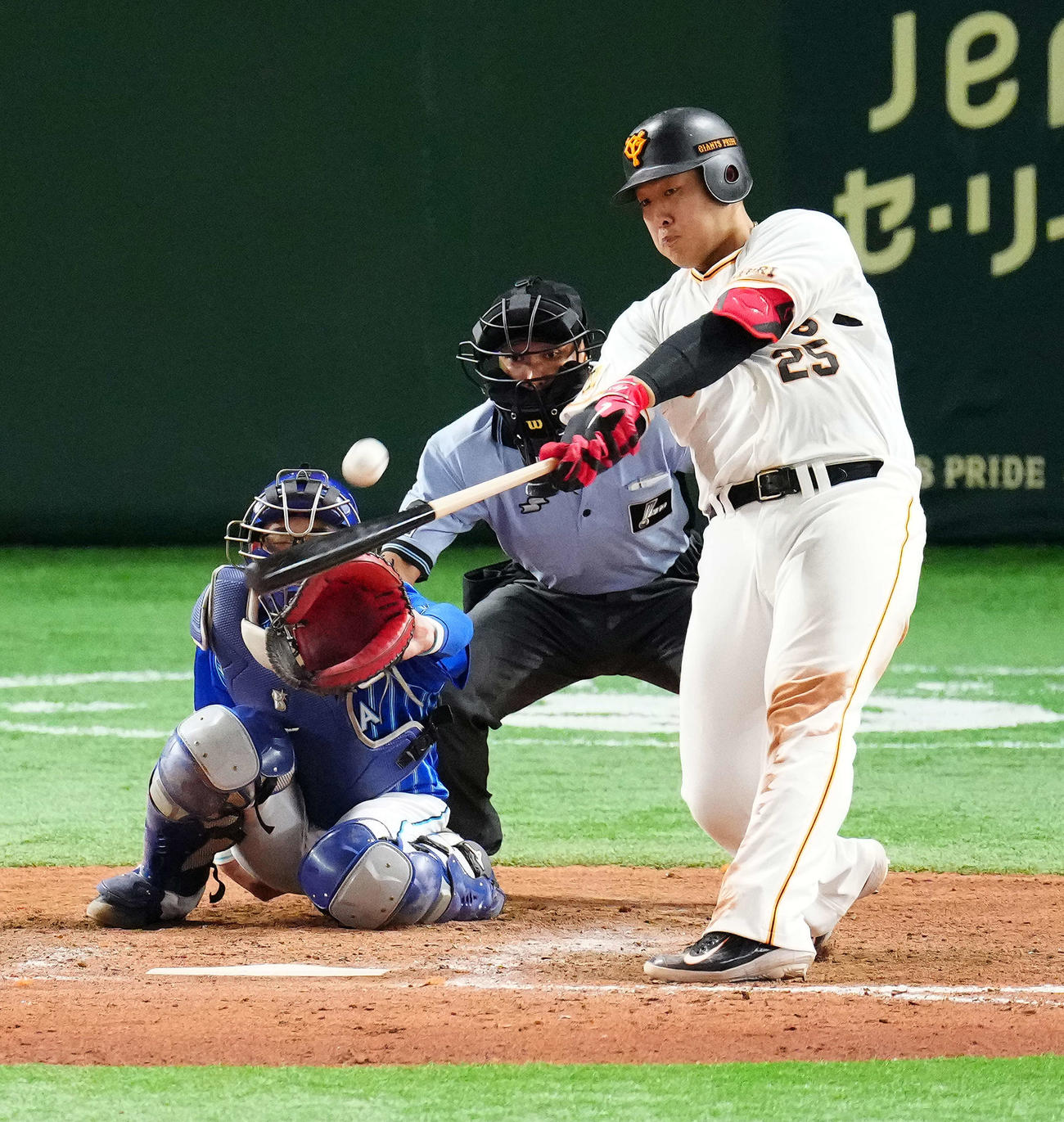 巨人対DeNA 8回裏巨人1死、ソロ本塁打を放つ岡本和（撮影・江口和貴）
