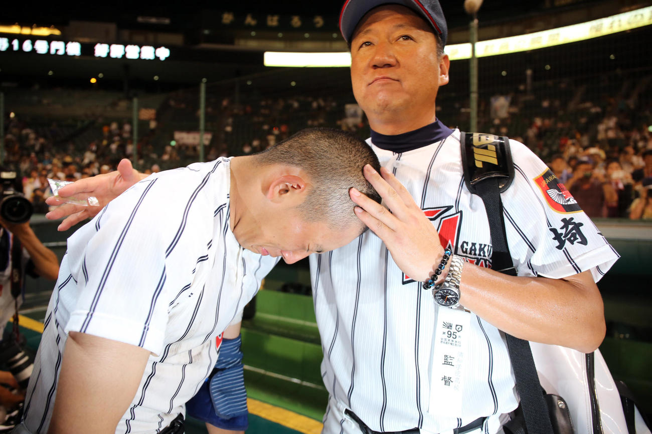 浦和学院対仙台育英　初戦敗退に森監督（右）の胸で泣きじゃくる浦和学院・小島（2013年8月10日撮影）