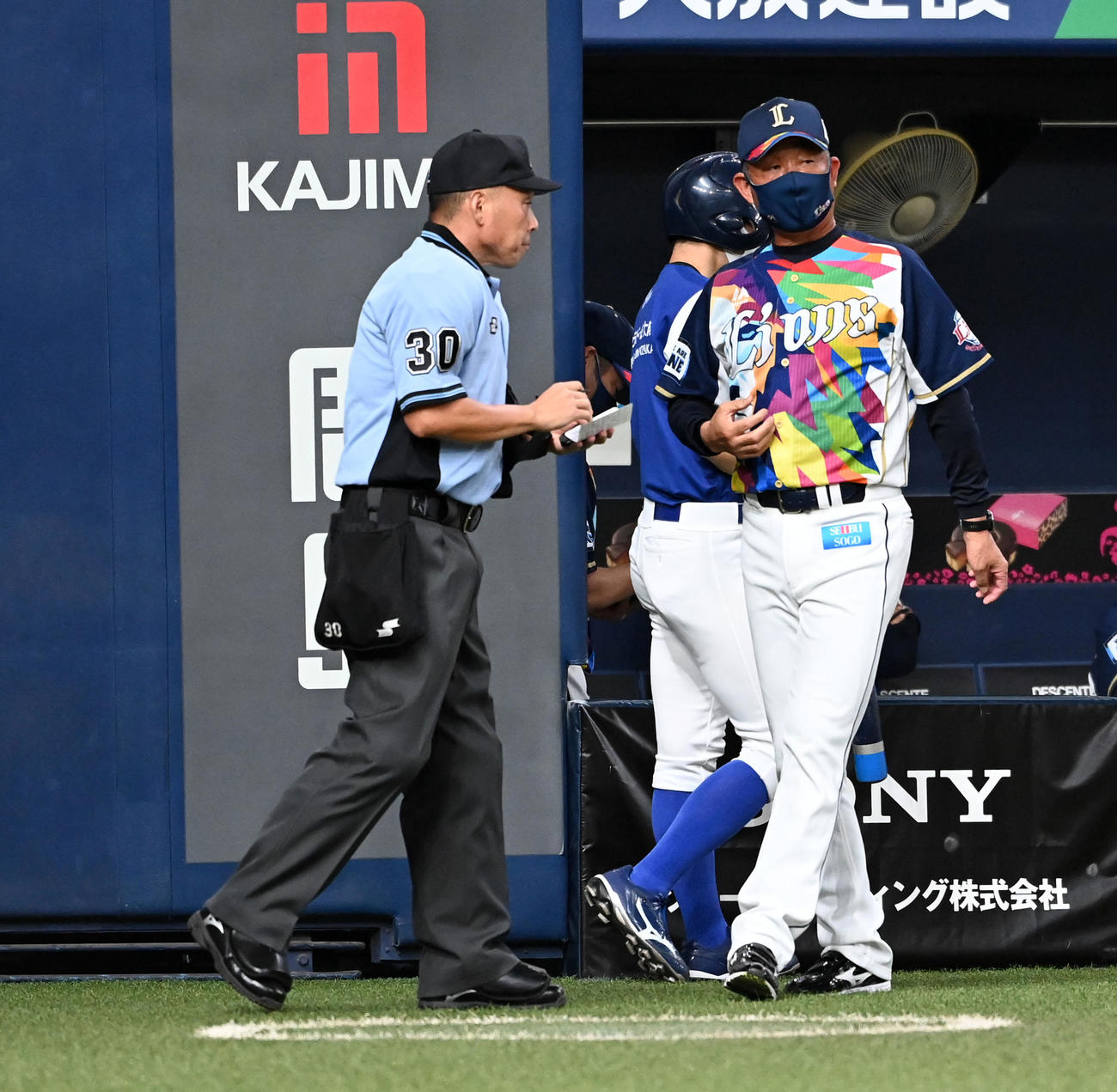 オリックス対西武　8回、交代を告げる辻監督（撮影・前岡正明）