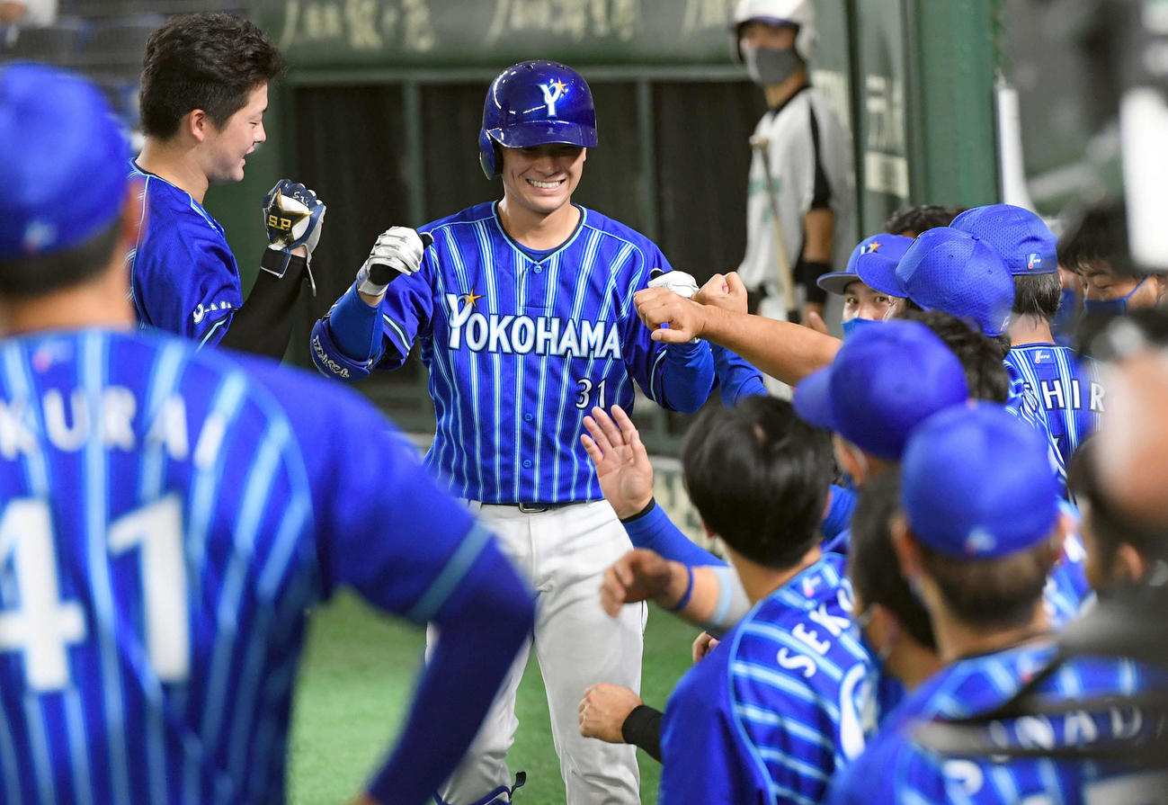 巨人対DeNA 8回表DeNA2死、右2号ソロ本塁打を放った柴田は笑顔でナインとハイタッチ（撮影・たえ見朱実）