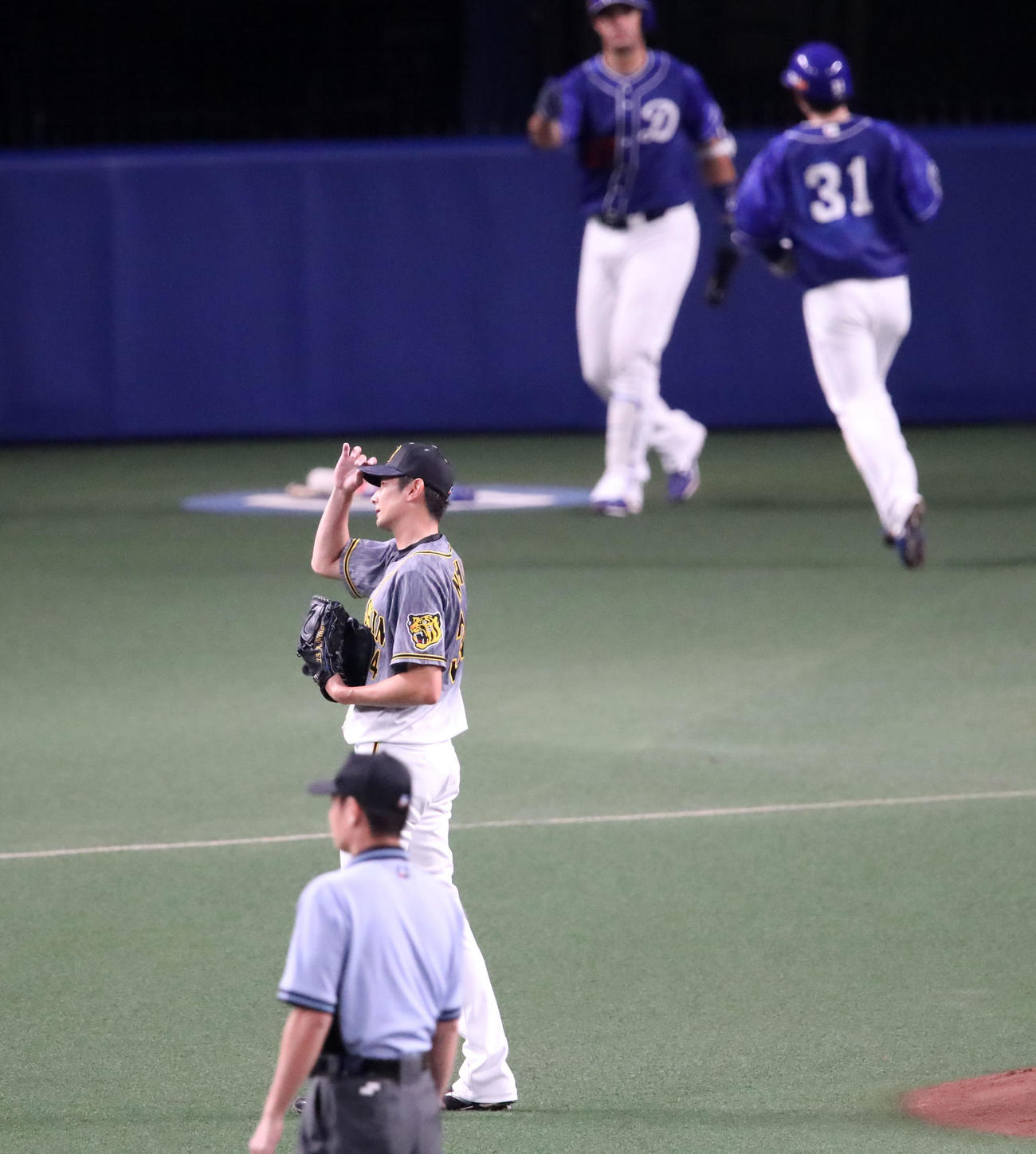 中日対阪神　1回裏中日1死一、三塁、二保は一塁へけん制悪送球で失点（撮影・加藤哉）