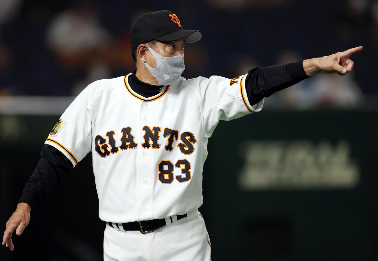 巨人対DeNA 8回裏を終え、選手の交代を指をさしながら告げる原監督（撮影・狩俣裕三）