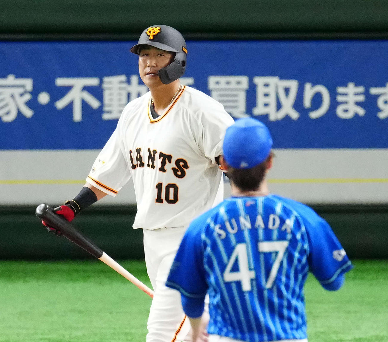 巨人対DeNA 6回裏巨人1死一、二塁、四球を選んだ代打中田。投手砂田（撮影・江口和貴）