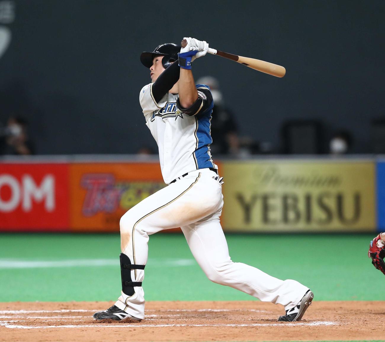 日本ハム対楽天　9回裏日本ハム1死一塁、左越え2点本塁打を放つ高浜（撮影・黒川智章）
