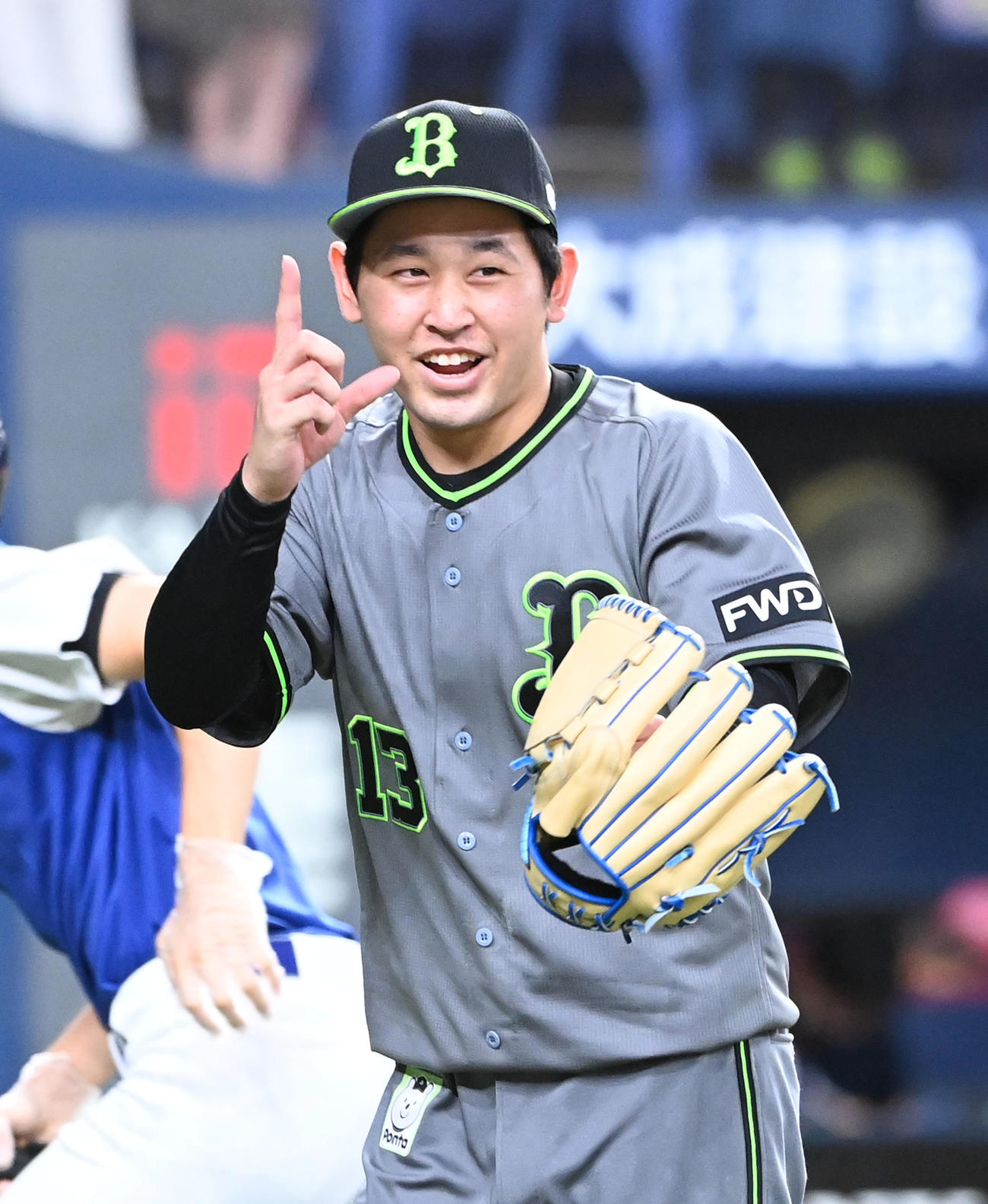 オリックス対西武　6回、中村を遊ゴロ併殺に打ち取り笑顔を見せる宮城（撮影・前岡正明）