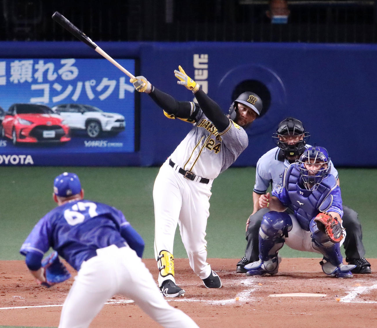 中日対阪神　2回表阪神1死一塁、ロハスは左越え二塁打を放つ。投手はロドリゲス（撮影・加藤哉）