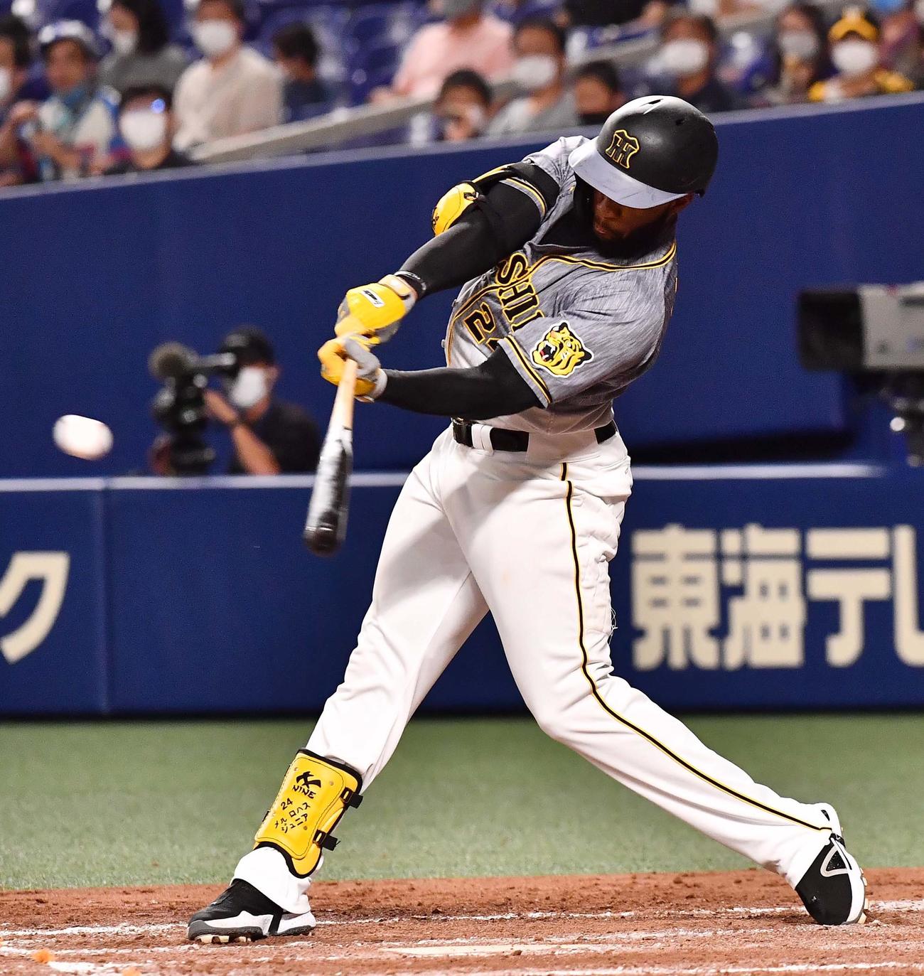中日対阪神　4回表阪神無死、左中間へ二塁打を放つロハス・ジュニア（撮影・上田博志）