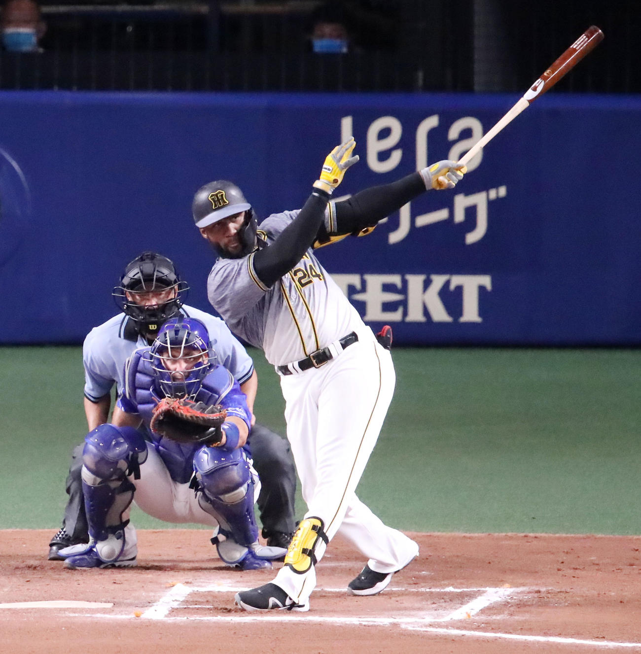 中日対阪神　6回表阪神1死、ロハスは左前打を放つ（撮影・加藤哉）