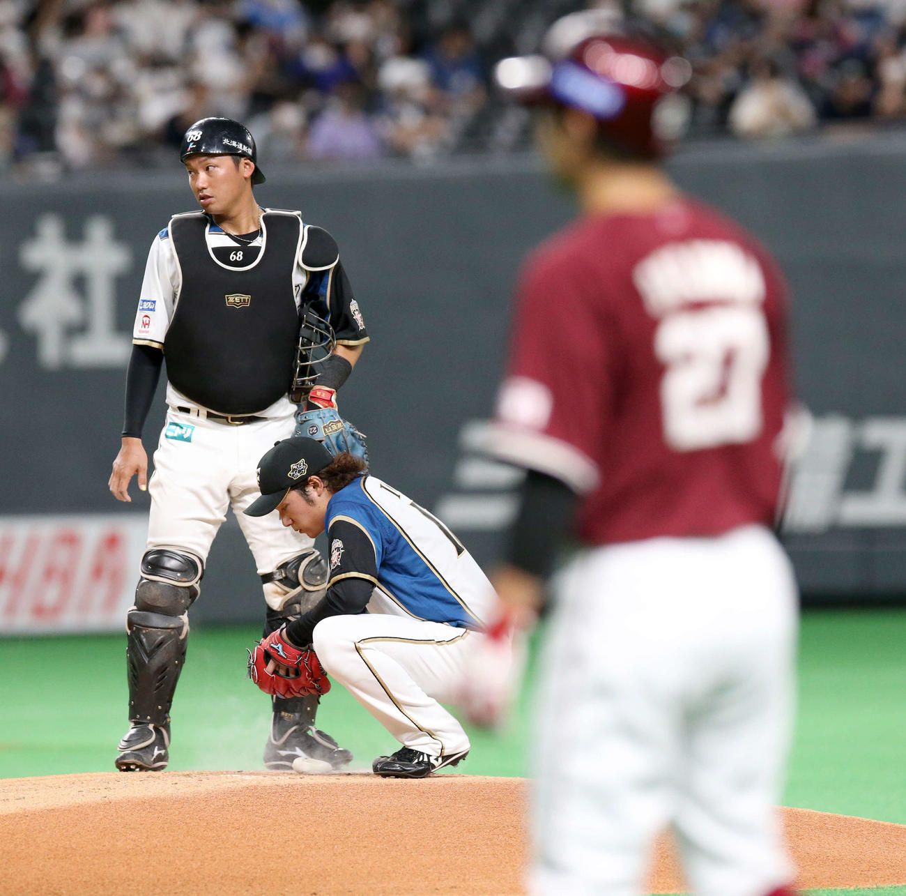 日本ハム対楽天　1回表楽天1死満塁、日本ハム伊藤は岡島（右手前）に押し出しとなる死球を与える（撮影・佐藤翔太）