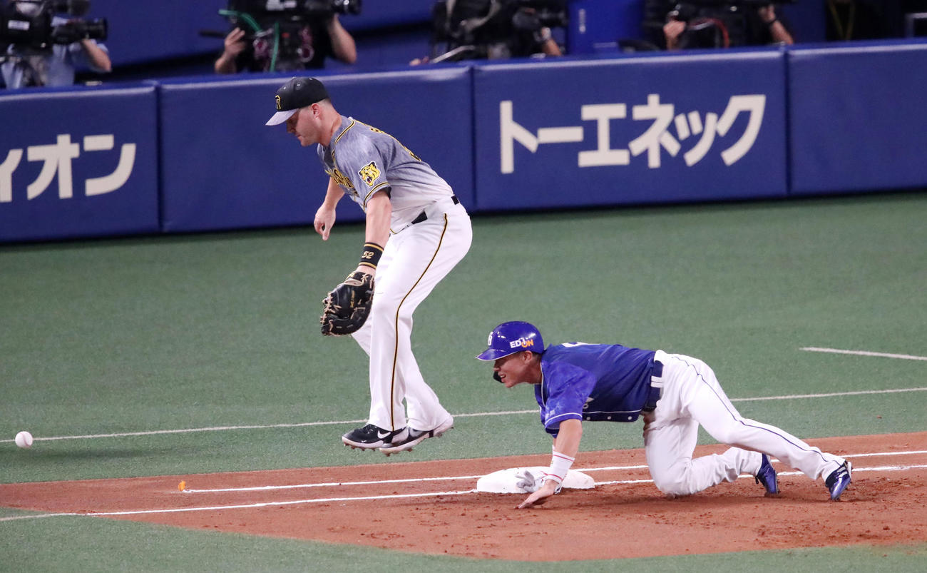 中日対阪神　1回裏中日1死一、三塁、二保は一塁へけん制悪送球で失点。左は捕球できなかった一塁手サンズ。走者は大島（撮影・加藤哉）