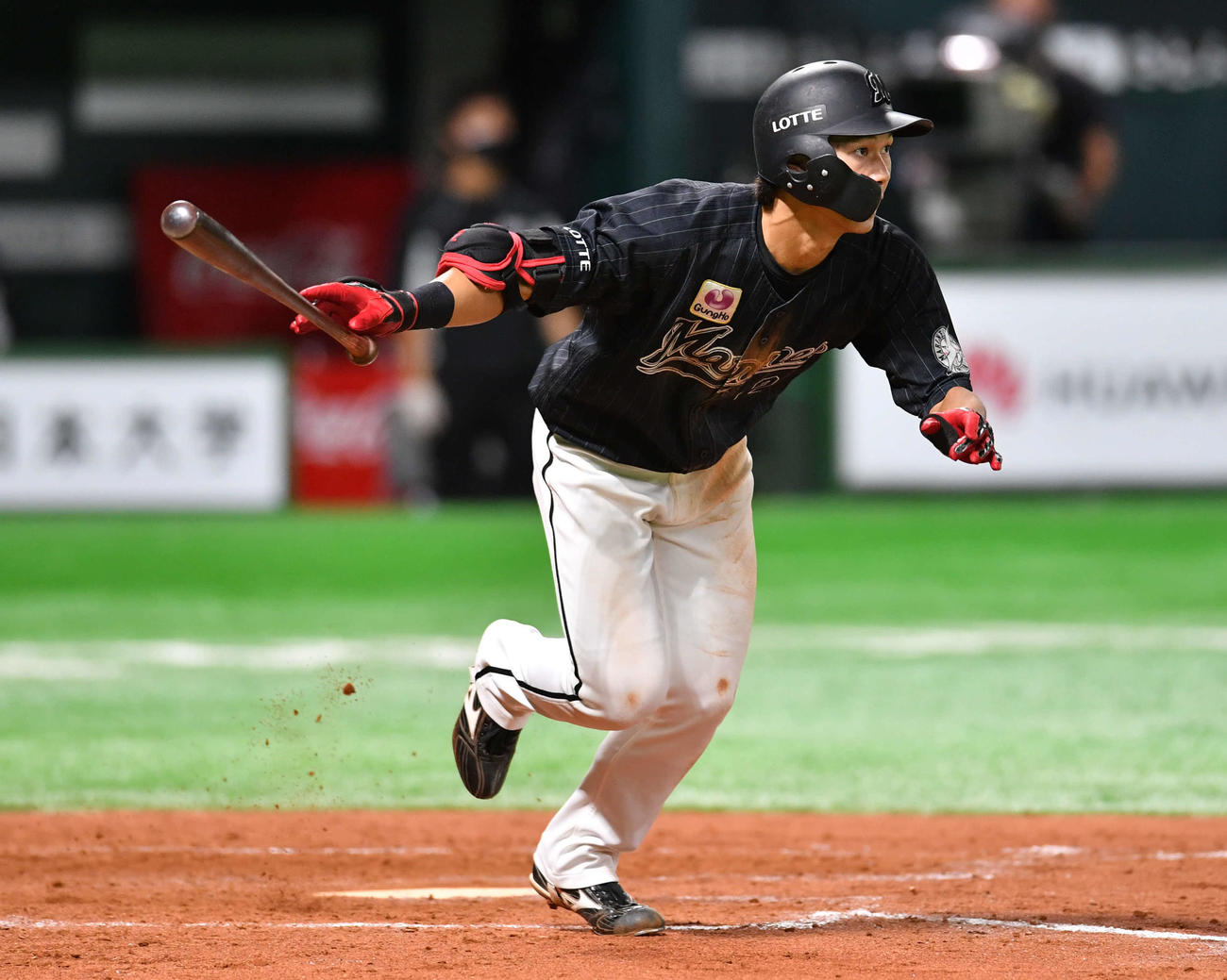ソフトバンク対ロッテ　7回表ロッテ2死満塁、藤原は2点適時右二塁打を放つ（撮影・岩下翔太）