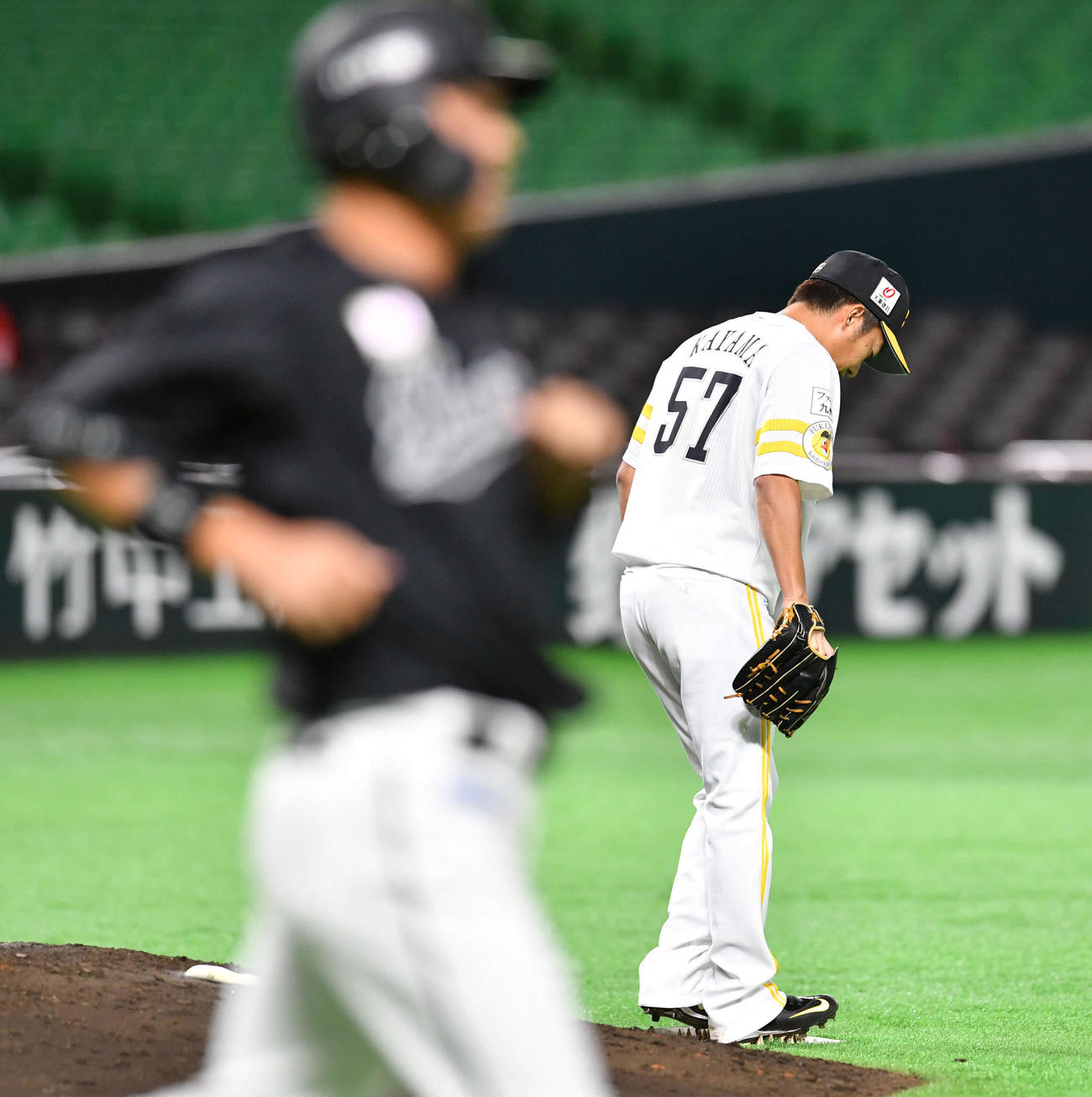 ソフトバンク対ロッテ　7回表ロッテ1死満塁、角中（左）に押し出しの四球を与え、肩を落とす嘉弥真（撮影・岩下翔太）